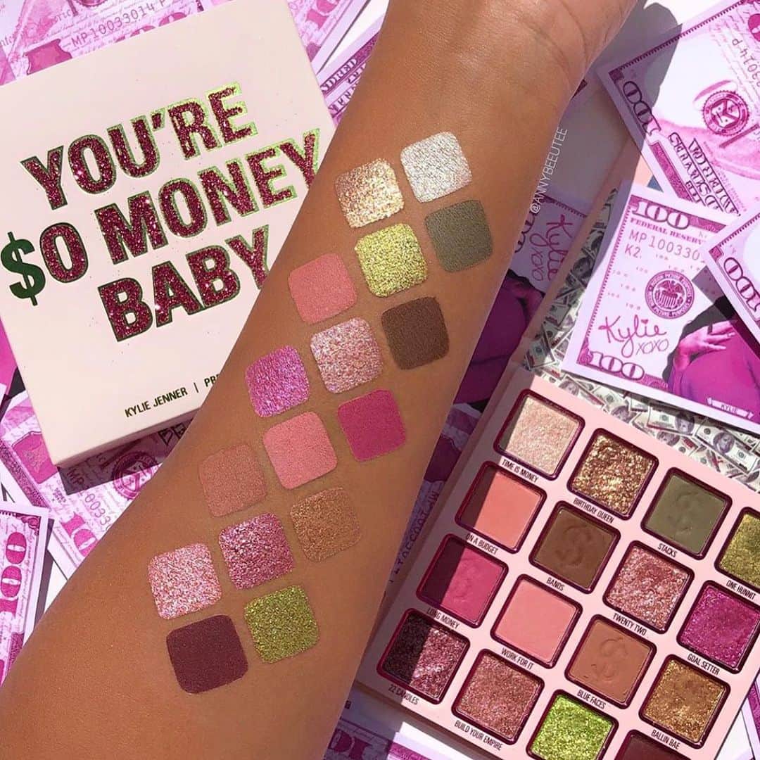 Kylie Cosmeticsさんのインスタグラム写真 - (Kylie CosmeticsInstagram)「Beautiful pic by @annybeeutee showing off the You’re So Money Palette 💗 pick up this palette today during our BOGO lip kit sale! ✨」9月2日 6時02分 - kyliecosmetics
