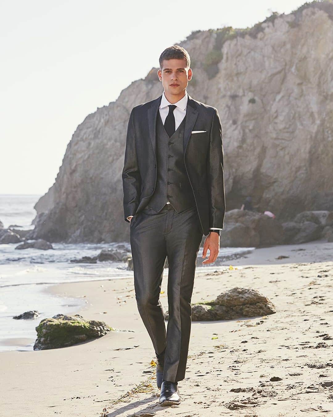 ペリーエリスのインスタグラム：「Upgrade your fall wardrobe. Discover the perfect fit that suits your style. Link in bio. #PerryEllis #LifeReadySince1976」