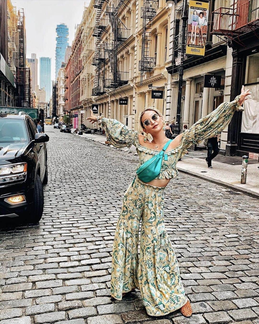 SPELLさんのインスタグラム写真 - (SPELLInstagram)「Our Aurora Peasant Cropped Top + Wide Leg Pants in the Big Apple 🍏🍂 as seen on beauty @helenchikx 🚕」9月2日 6時09分 - spell