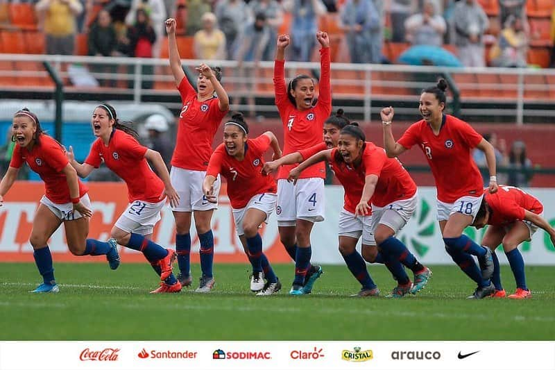 サッカーチリ代表チームさんのインスタグラム写真 - (サッカーチリ代表チームInstagram)「📸 Las imágenes de un día glorioso para #LaRojaFemenina . 🏆 🇨🇱 ¡CAMPEONAS EN BRASIL!」9月2日 6時15分 - laroja