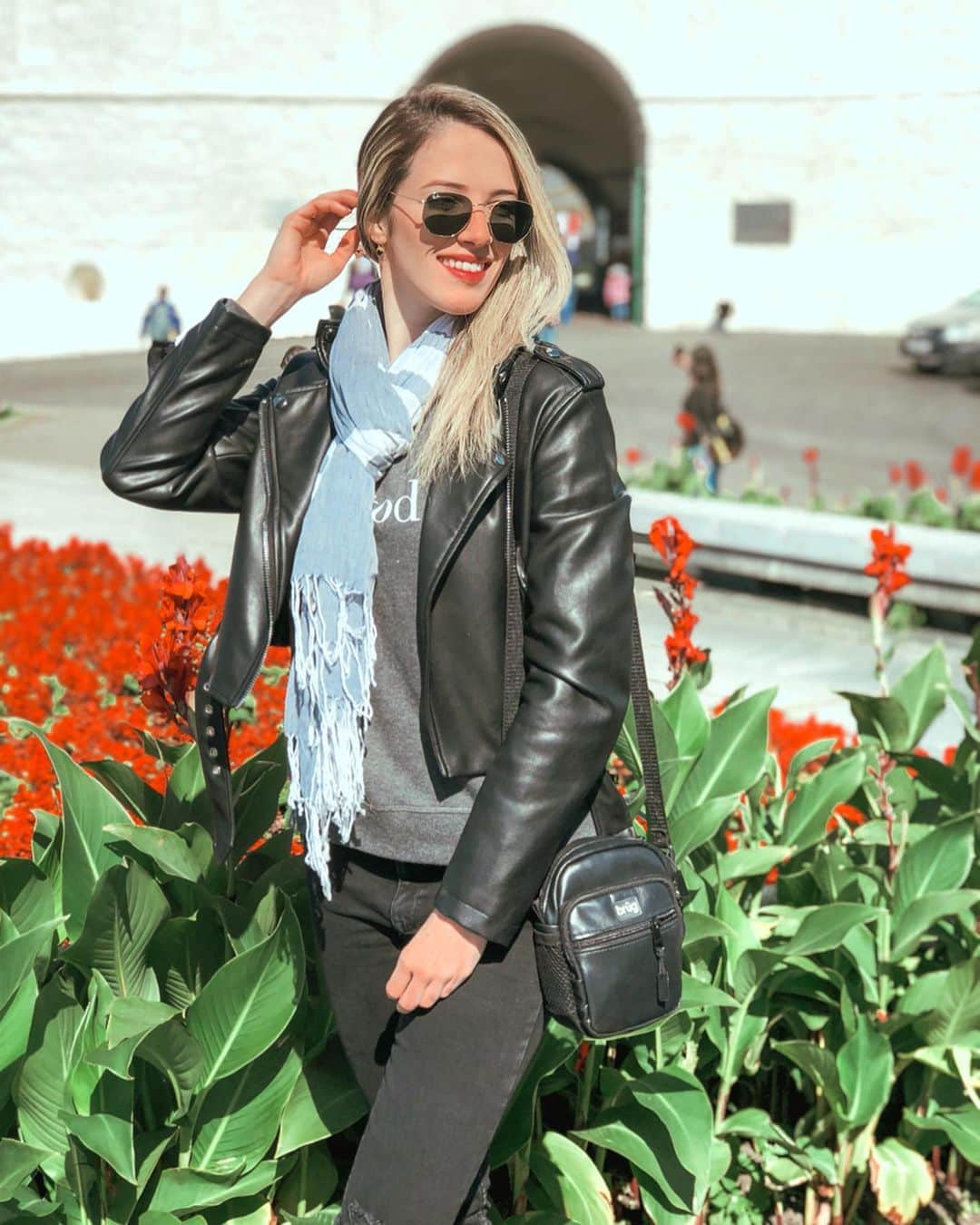 ナターリア・ガウジオのインスタグラム：「Aquele sol que só engana a gente mas o frio permanece congelante hahahaha... Esse é o “verão” europeu!! 🇷🇺✨❄️😍🌹🍃☀️❤️ #inlove #kazan #flowers #sunnyday #russia #europe #trip #red #coldday #tourist」