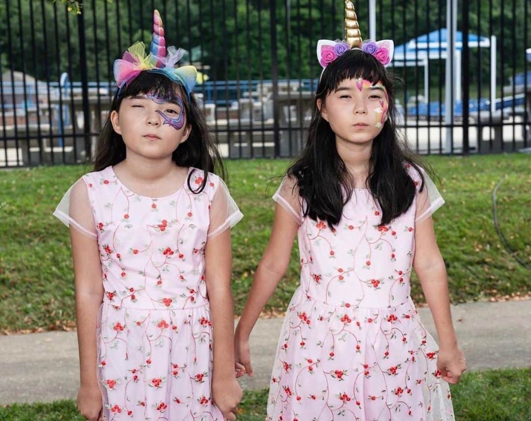 トームさんのインスタグラム写真 - (トームInstagram)「Willow and Midori at the ‘Twins Day Festival’ August 2019 #HannahThomson #Twinsburg #Ohio #twinsdaysfestival #twins #art #madebywomen」9月2日 6時21分 - tomenyc
