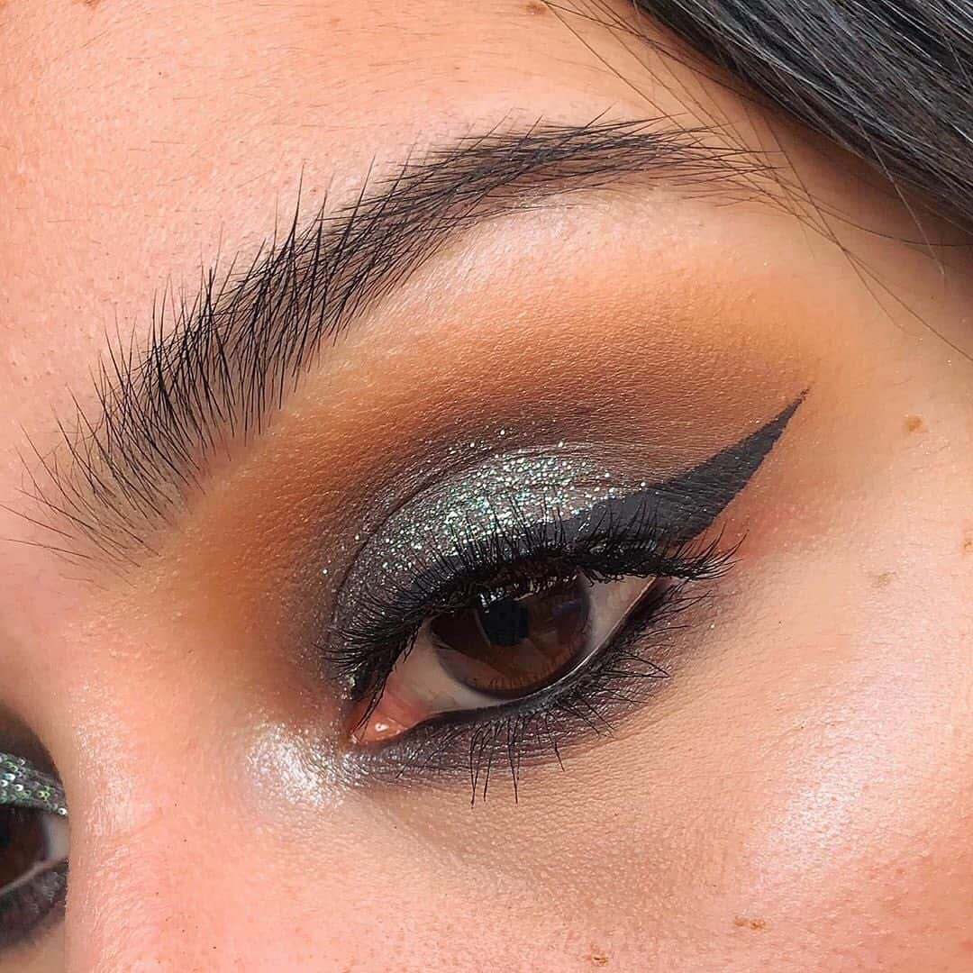 ULTA Beautyさんのインスタグラム写真 - (ULTA BeautyInstagram)「A sharp winged liner like this one from @ghostlyjess is the definition of #oddlysatisfying for us. Anybody else relate? ⠀⠀⠀⠀⠀⠀⠀⠀ @ghostlyjess used: @elfcosmetics 18 hit wonder palette | #elf #elfmakeup #elfcosmetics • @nyxcosmetics glitter goals cream glitter palette + control freak brow gel | #nyx #nyxcosmetics • @urbandecaycosmetics 24/7 glide on eye pencil in perversion | #urbandecay #urbandecaycosmetics • @benefitcosmetics bad girl bang! mascara | #benifitcosmetics • @anastasiabeverlyhills #dipbrow in granite + 7b brush | #anastasiabeverlyhills #abh #anastasiabrows @ofracosmetics highlighter in glazed donut | #ofracosmetics #ofra #ofrahighlighter #highlighter  Beauty, your way 🙌 Share your pics with us by using #ultabeauty! #Regram 📷: @ghostlyjess」9月2日 6時24分 - ultabeauty