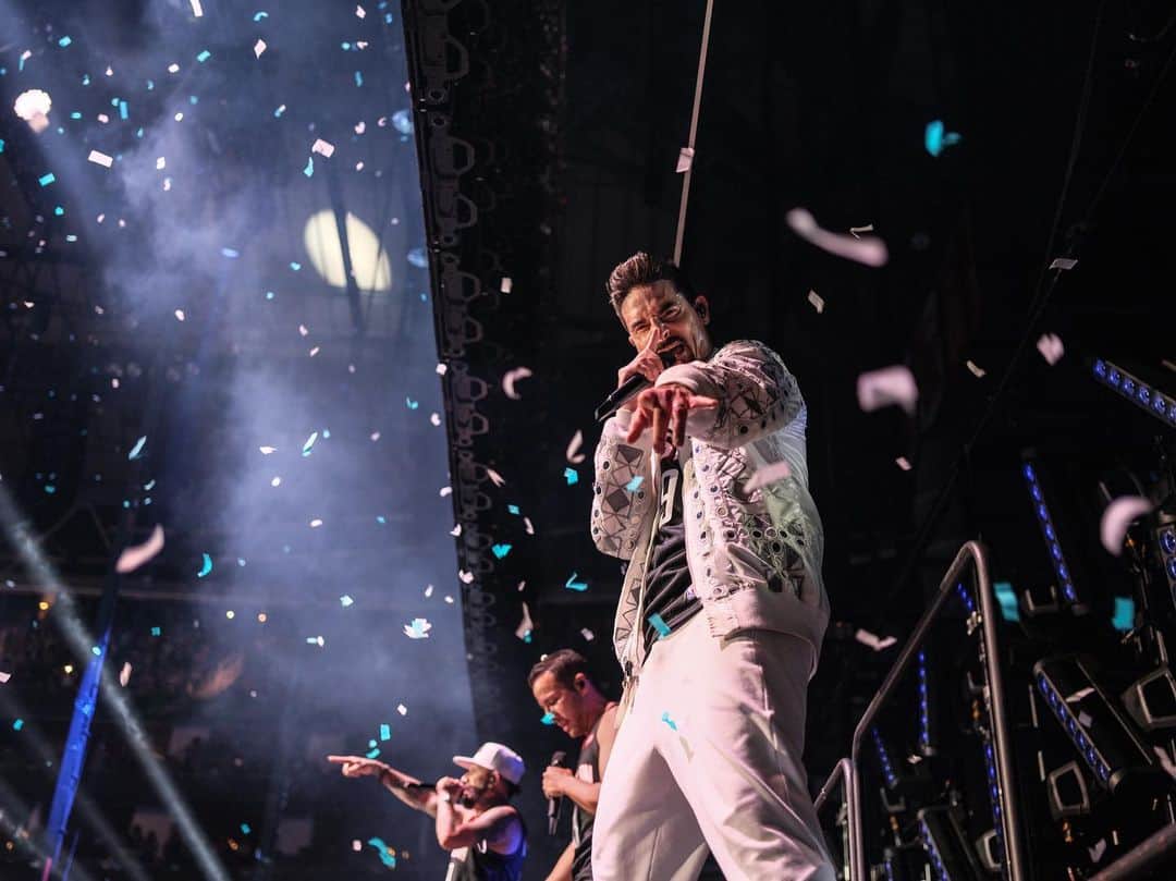 backstreetboysさんのインスタグラム写真 - (backstreetboysInstagram)「How did we get so lucky with such incredible fans? Love you Houston! #BSBHOU #DNAWorldTour」9月2日 6時28分 - backstreetboys