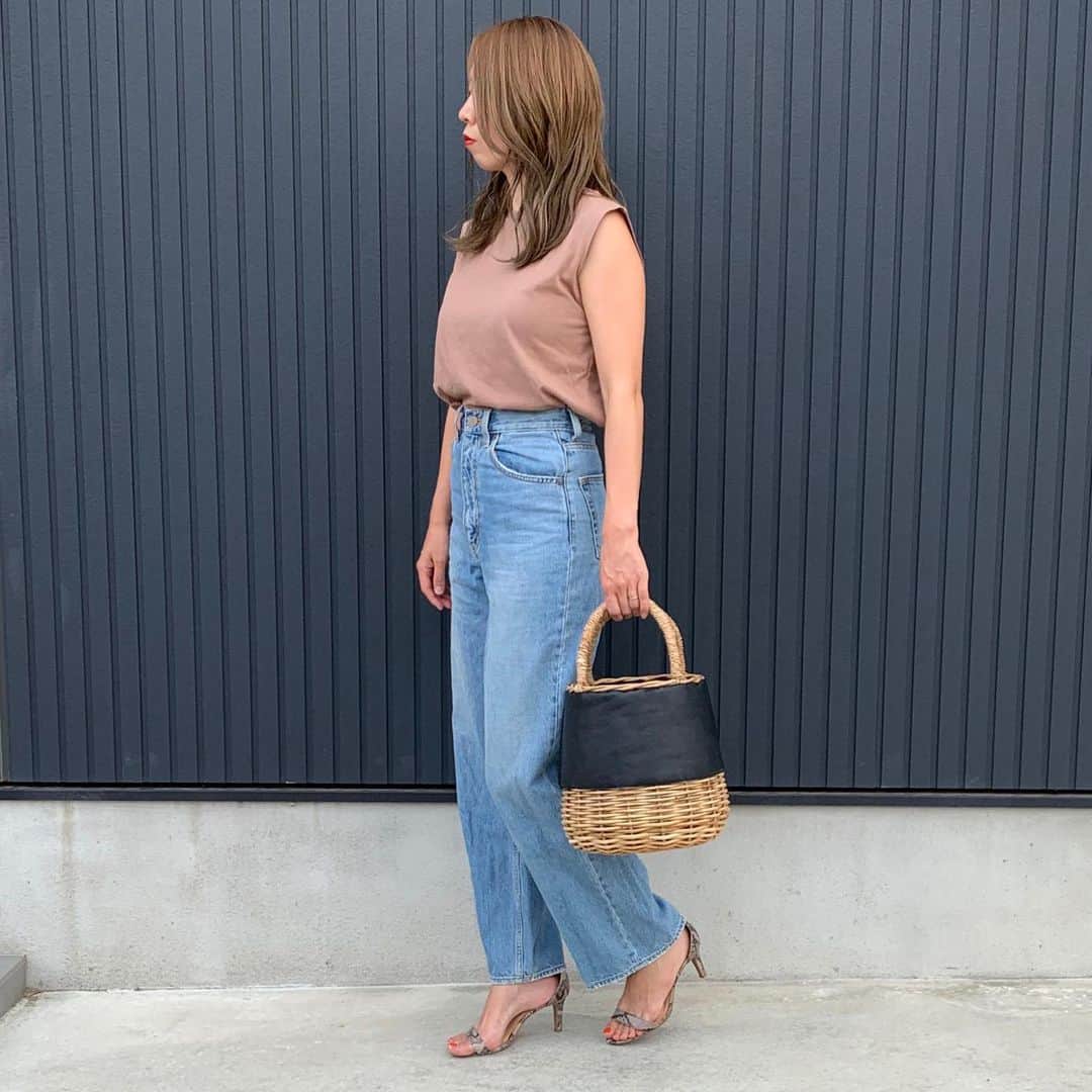 ryuu79hinaのインスタグラム：「#outfit ・ ・ タンクトップ✕デニム🐻 GUのタンクトップ…SALEでワンコインだったよ🛍️←形と色が好き❤️ ・ ・ 今日から遂に新学期🏫 始まるのはとても嬉しいけど 朝起こすのがまじで憂鬱😭 昨日の夜絶対愚図らないからって言ってたけど、どーかなぁー🙄 ・ ・ ━━━━━━━━━━━━━━━ 👕・@gu_global 👖・#AZULbymoussy 👡・@gu_for_all_ 👜・@elendeek」