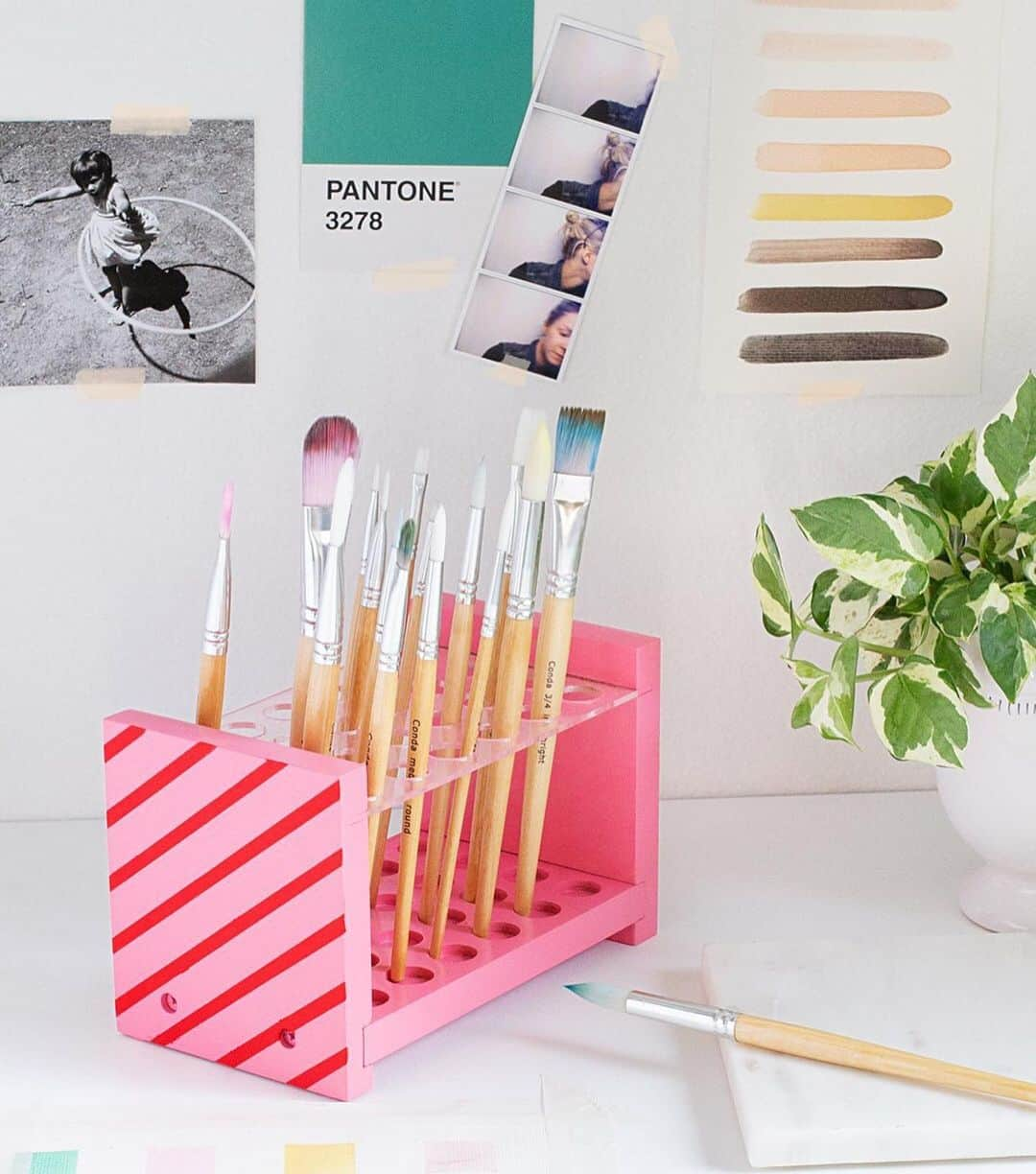 マーサ・スチュワートさんのインスタグラム写真 - (マーサ・スチュワートInstagram)「Organizing for the new school year this weekend? We love how @OhHappyDay added a pop of bright color to her paintbrush holder using Martha's brand new spray paint line available at @michaelsstores. 👆🏼」9月2日 6時48分 - marthastewart