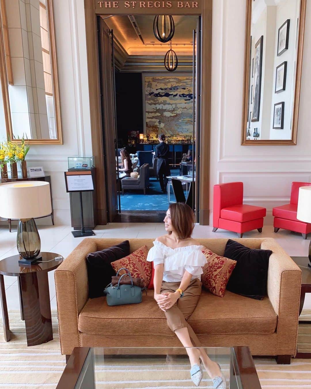 のインスタグラム：「ハイヒールLOVERS Ayako⁑  好きな場所で  #ハイヒールLOVERS #宮田綾子 #セントレジス大阪 #セントレジスホテル大阪 #stregis #stregishotel #stregishotelosaka #luxuryhotel #高級ホテル #ホテル #旅ジョ #旅スタグラマー #osaka #osakajapan #大阪 #大阪旅行 #大阪ホテル」