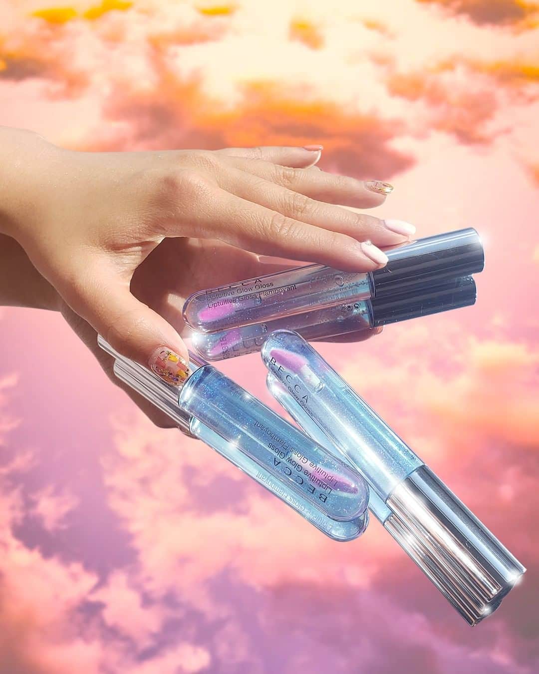 BECCAさんのインスタグラム写真 - (BECCAInstagram)「We've got our head in the clouds☁️ Liptuitive Glow Gloss responds to your body's pH level to create your perfect, custom shade of pink!💕😍」9月2日 7時00分 - beccacosmetics