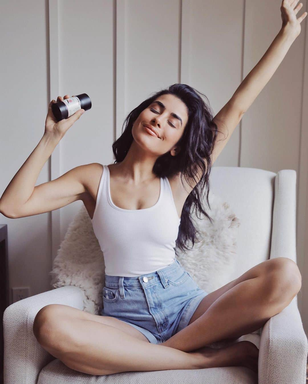 Sazan Hendrixさんのインスタグラム写真 - (Sazan HendrixInstagram)「Celebrating my 1 year anniversary since switching to aluminum-free deodorant 🎉 It’s crazy to think that for so many years I didn’t realize the effects traditional deodorants can have on our health. Did you know that the aluminum is actually the substance that stops you from sweating? It combines with the chemicals in your sweat to create a gel that blocks your skin’s pores from releasing toxins. When I heard that I was like 😖 Grateful to brands like @eachandeverycompany that have discovered a healthier alternative that really works! Click the link in my stories and use the code SAZAN for 20% off for a healthier deodorant 😌#ingredientsmatter #beauty #ad」9月2日 7時03分 - sazan