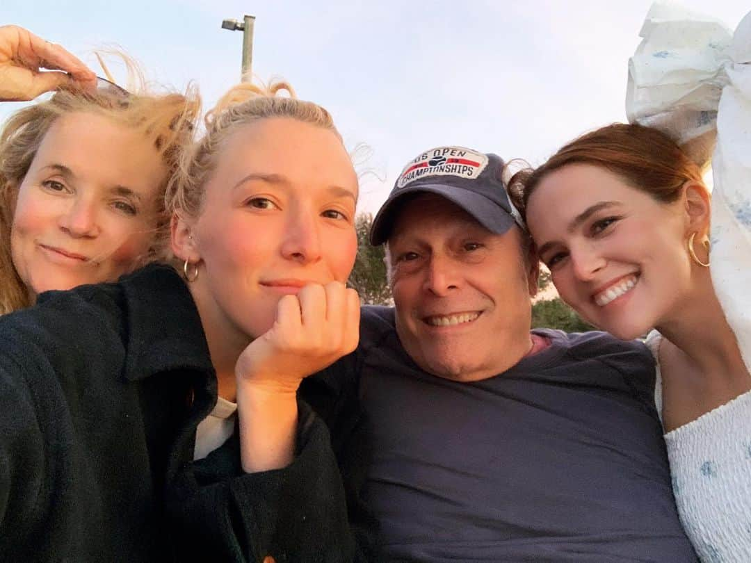 リー・トンプソンさんのインスタグラム写真 - (リー・トンプソンInstagram)「Love. My. Family.  Have a wonderful holiday!」9月2日 7時11分 - lea_thompson