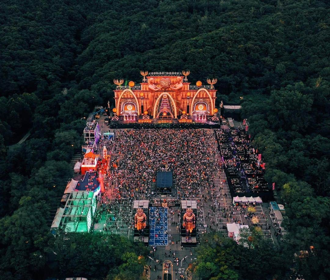 ブラウさんのインスタグラム写真 - (ブラウInstagram)「If this doesn’t look like heaven in festival form, I’m not sure what does... - @edc__korea was beyond magical, congrats to the insomniac team @pasqualerotella @iamdaveralph for an incredible first year! 고맙습니다 !!! - 📷 @nickmarfing @csid830 #edc」9月2日 7時11分 - 3lau