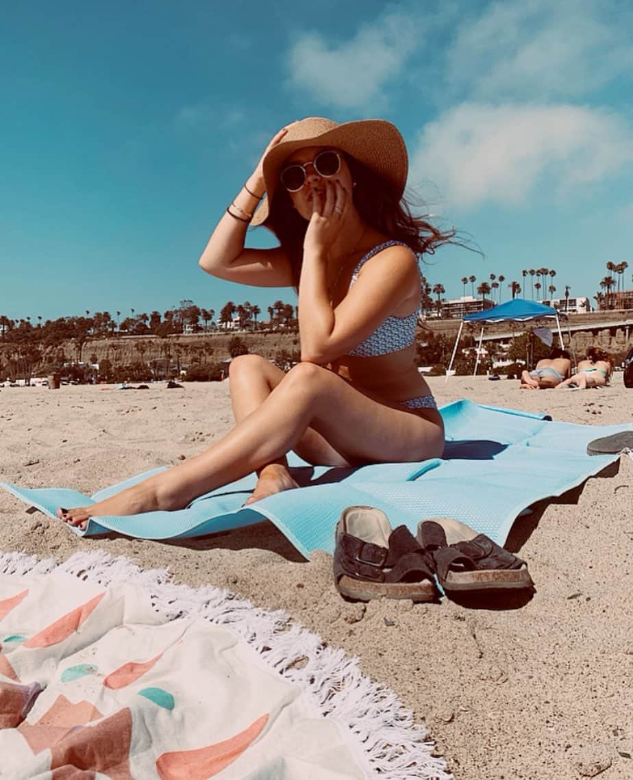 Brooke Marie Hylandのインスタグラム：「beach & sunshine... the only BS I can tolerate ☀️」