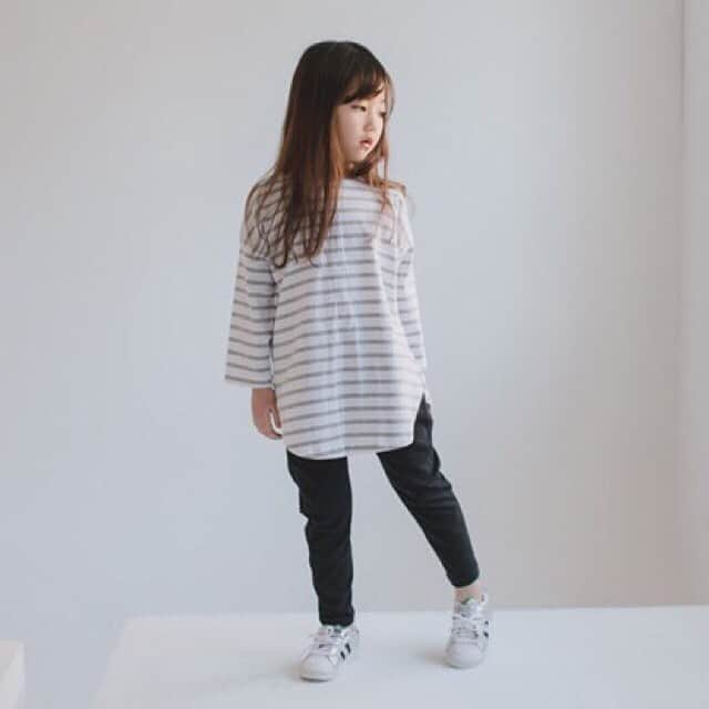 子供服のbig foRE:stさんのインスタグラム写真 - (子供服のbig foRE:stInstagram)「. ロングボーダーカットソー【800】 . おはようございます🌞 夏休み最後の週末は少し遠出をして忍者が有名な伊賀に行ってきました♬ 思っていたよりものすごく楽しかった✨ 週末のお出かけも大事だと改めて思った店長です☺️ . まだ日中は暑いけど季節の変わり目を感じられる今日この頃。 秋に向けて定番のボーダーアイテムがオススメ✨ ロング丈でサイドにはスリットが入っているのがおしゃれ❤︎ ぜひチェックしてみてください😉 . . #子供服 #キッズコーデ #韓国子供服 #kidscode #outfit #おでかけコーデ#海外子供服  #おしゃれさんと繋がりたい #kidsjapan #セレクトショップ #女の子コーデ  #男の子コーデ#女の子ママ#男の子ママ#インポート#ママリ #コドモノ #ベビフル#秋アイテム#お洒落さんとつながりたい#ninas#ボーダー」9月2日 7時17分 - olpemi_