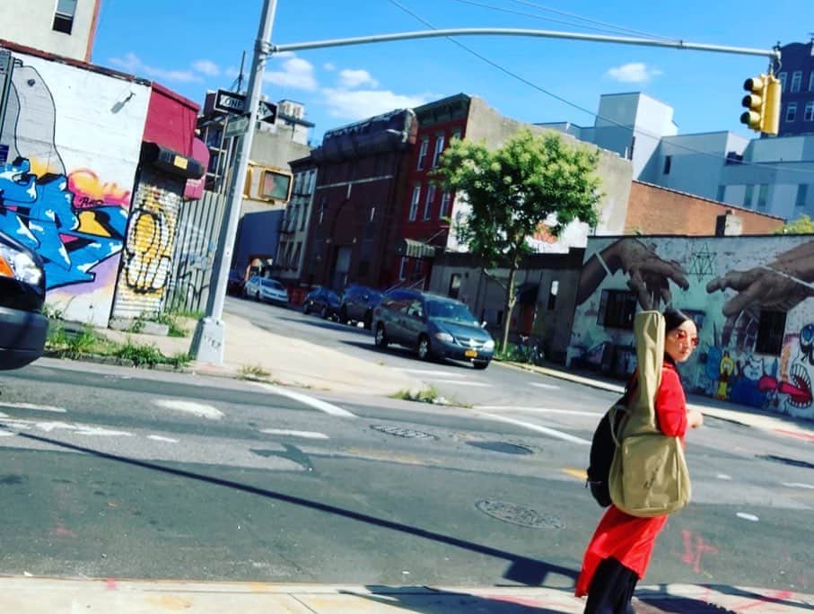 のインスタグラム：「お元気ですか。◯◯ぽい写真から始まり、おもむろに夏の写真を拾っていたら小学生の夏休みのようになりました🌻笑 あの頃、チャンクが指をミキサーに突っ込まれそうになるシーンを初めて見た時の感覚は今も生々しい。トマトに突き刺すソーセージの景観。行動の生々しさは薄れかけているけど、あずきバーは５人家族に一箱6本入りで、いつもそっと１本隠していたことは色濃く覚えている。#timetravel#nyc#newyork」