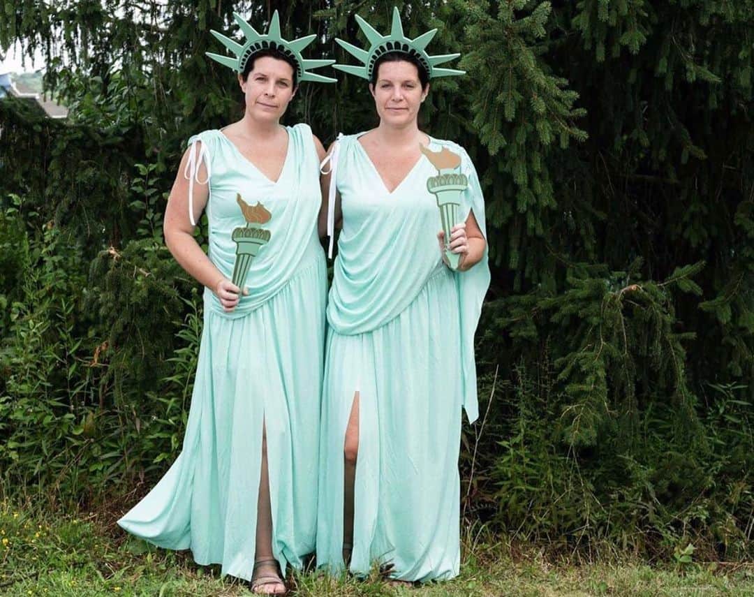 トームさんのインスタグラム写真 - (トームInstagram)「Ashley and Amber from Clarion, #Pennsylvania at the ‘Twins Day Festival’ August 2019 #HannahThomson #Twinsburg #Ohio #twinsdaysfestival #twins #art #madebywomen」9月2日 7時18分 - tomenyc