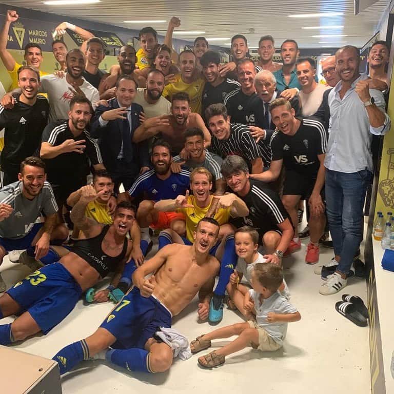 アレハンドロ・フェルナンデス・イグレシアスのインスタグラム：「3/3 Qué equipazo tenemos! Qué afición!! Que el ritmo no pare!!💛💙」