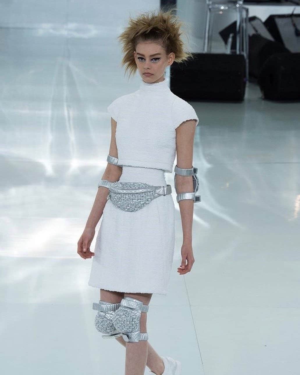 Vogue Runwayさんのインスタグラム写真 - (Vogue RunwayInstagram)「Knee pads, to start, were purely functional garments that offered protection to athletes, but have since made their way onto the runway. Karl Lagerfeld accessorized his thigh-high @ChanelOfficial skirts with couture knee pads for his Spring 2014 Couture show; @Gucci’s Alessandro Michele has revisited this soft armor, ensuring that you’ll have a soft landing into Fall 2019; For @Prada’s sporty Spring 1999 collection, they morphed into knee-bags. At the link in our bio, revisit some of the most chic and practical ways the knee pad has made a fashionable appearance. Backstage @Gucci photographed by @CoreyTenold」9月2日 7時32分 - voguerunway