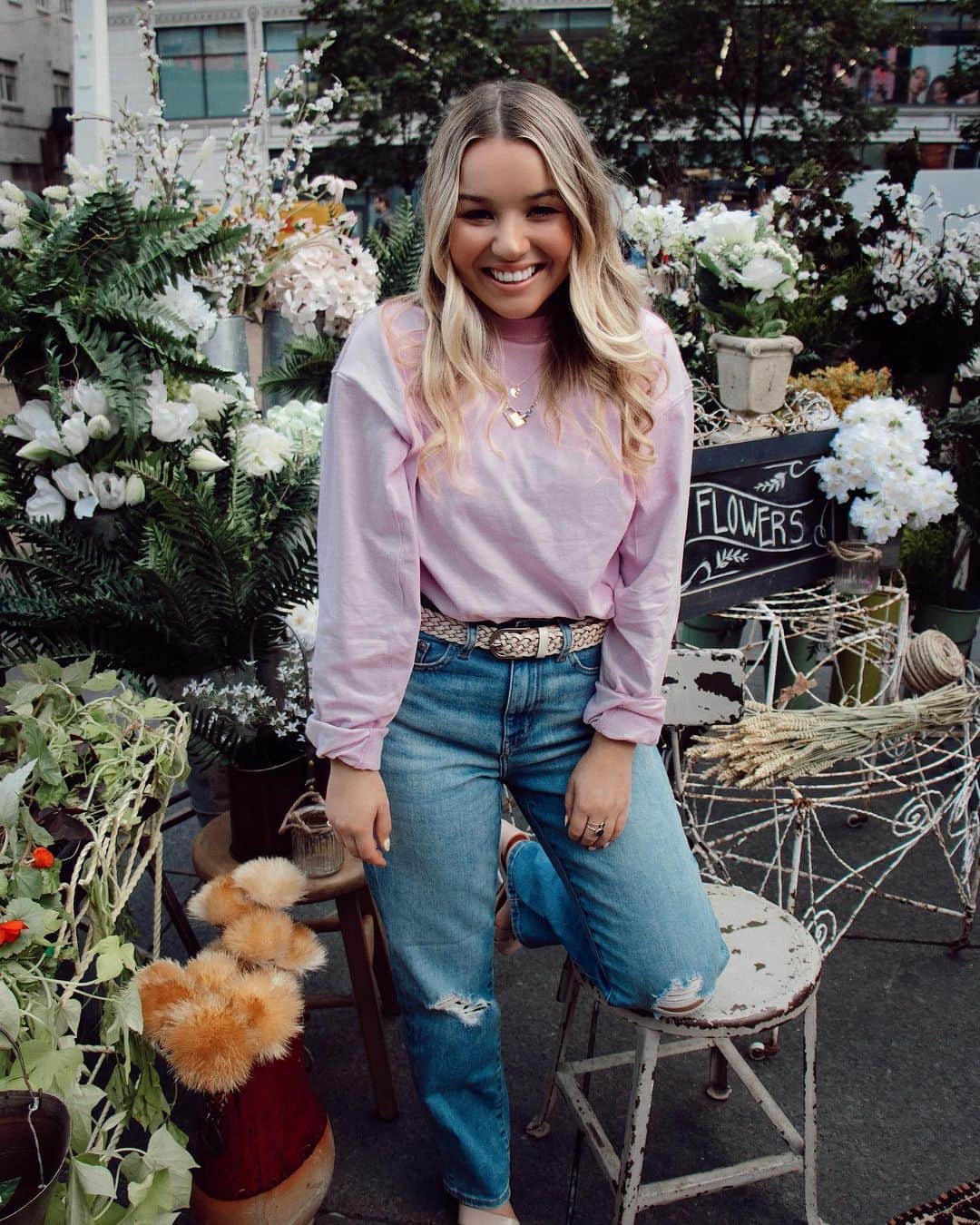 トーリ・ウェブスターのインスタグラム：「At 5’1 with curves, I had *always* found it challenging to find denim that actually fit me properly… until @UNIQLOCanada came along and changed the game for me! My go-to fit right now are these #HighRiseStraightJeans 👖👟 They are perfect for fall and made with new thicker stretchy fabric. I actually got stopped in the street when I was shooting this pic because someone wanted to know where my jeans were from 😅👏🏻 well, now you’re all in on the secret it's #UNIQLODenim ! I paired mine with a #CottonRelaxFitCrewNeckTShirt  #UNIQLOCanada #LifeWear #ad」