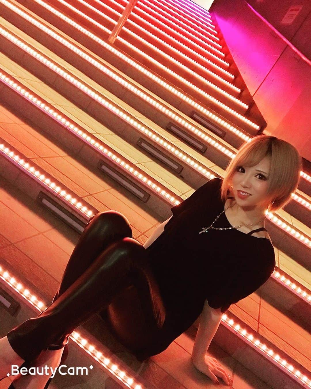 侑季美怜のインスタグラム：「・ ・ ・ 虹色に光る階段 ・ ・ この色はレアですね🧡 ・ ・ ・ #階段 #インスタ映え #全身黒コーデ #ショートヘアー女子 #金髪 #レザー #お台場 #オレンジ #🧡 #通行の邪魔だよ #すぐ退けます」