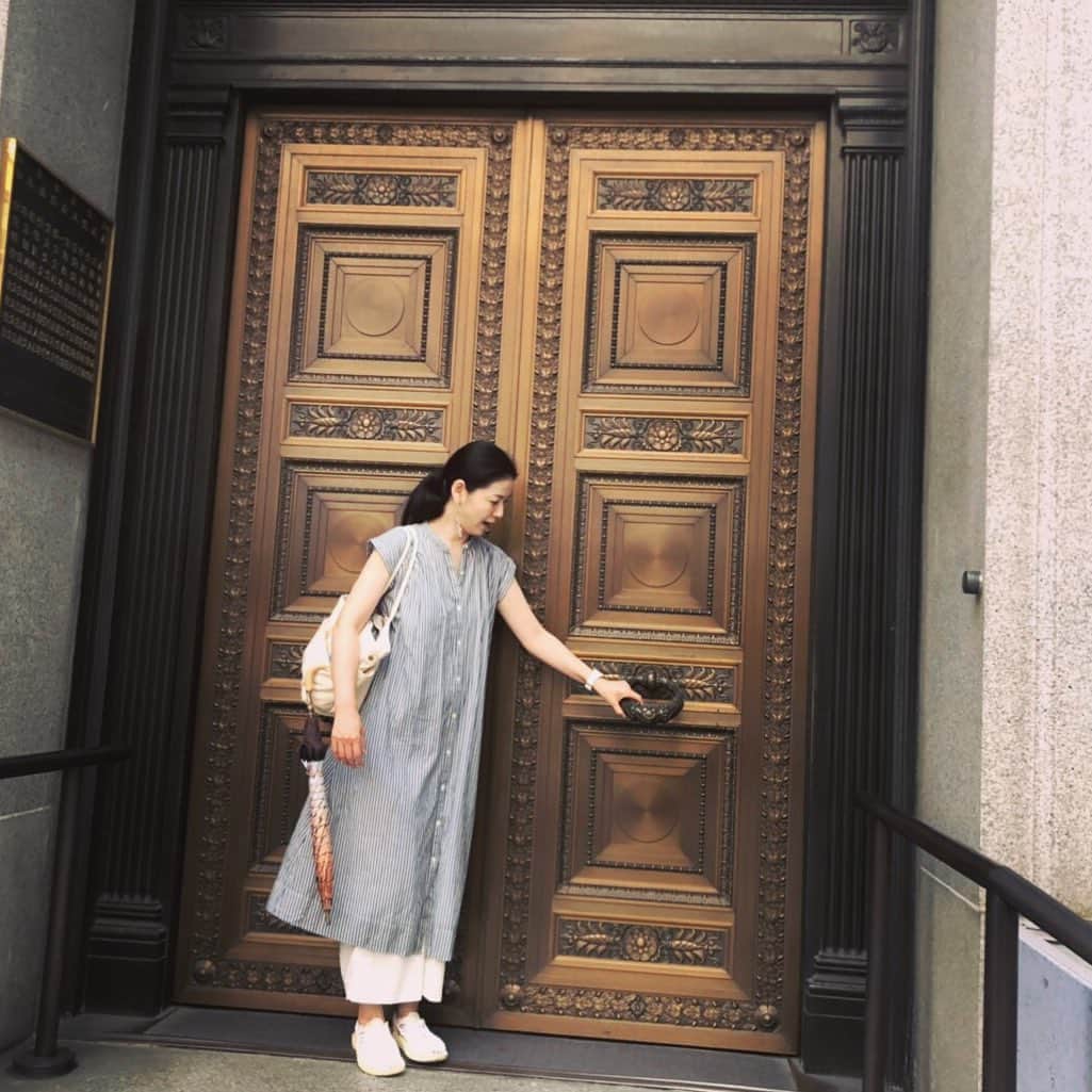 睦のインスタグラム：「さぁ！扉を開けよう😆  #扉  #とびら  #トビラ  #shooting  #door  #ドア  #open  #オープン  #開ける  #どこでもドア ？ #重そう  #金庫 ？ #開けたい  #怒られる  #大丈夫  #ビビり  #勇気  #重い  #bigdoor  #big  #doors  #letsgo  #openthedoor  #ssw  #モデル  #model  #lyricist  #作詞家  #井上睦都実 #睦」