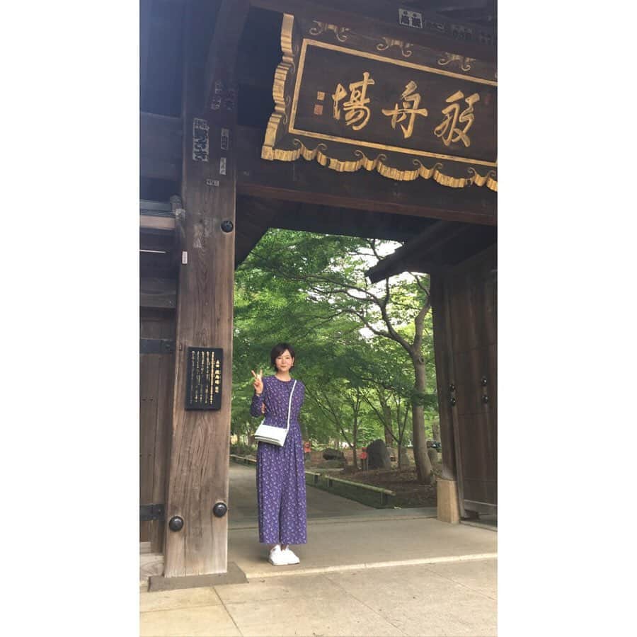 林有紀奈のインスタグラム：「このお寺の境内を歩き過ごす時間は、 本当にほっとします🌿﻿♩✨ ﻿ 心落ち着く、大すきな場所です╰(*´︶`*)╯♡ ﻿ 2019夏 皆さん楽しい時間をありがとうございました❗️😋﻿✨ ﻿ #小さい頃はザリガニとおたまじゃくしの聖地で﻿ #バケツと網と糸とエサ持ってよく行ったなぁ😂﻿ #夏のみ開店のアイスクリーム屋さん🍨  #最後の写真ふつうので撮ってもらったらクマも色々凄い 🐻🤣❗️🥺💪🏻笑 #色々努力あるのみ😂💪🏻」