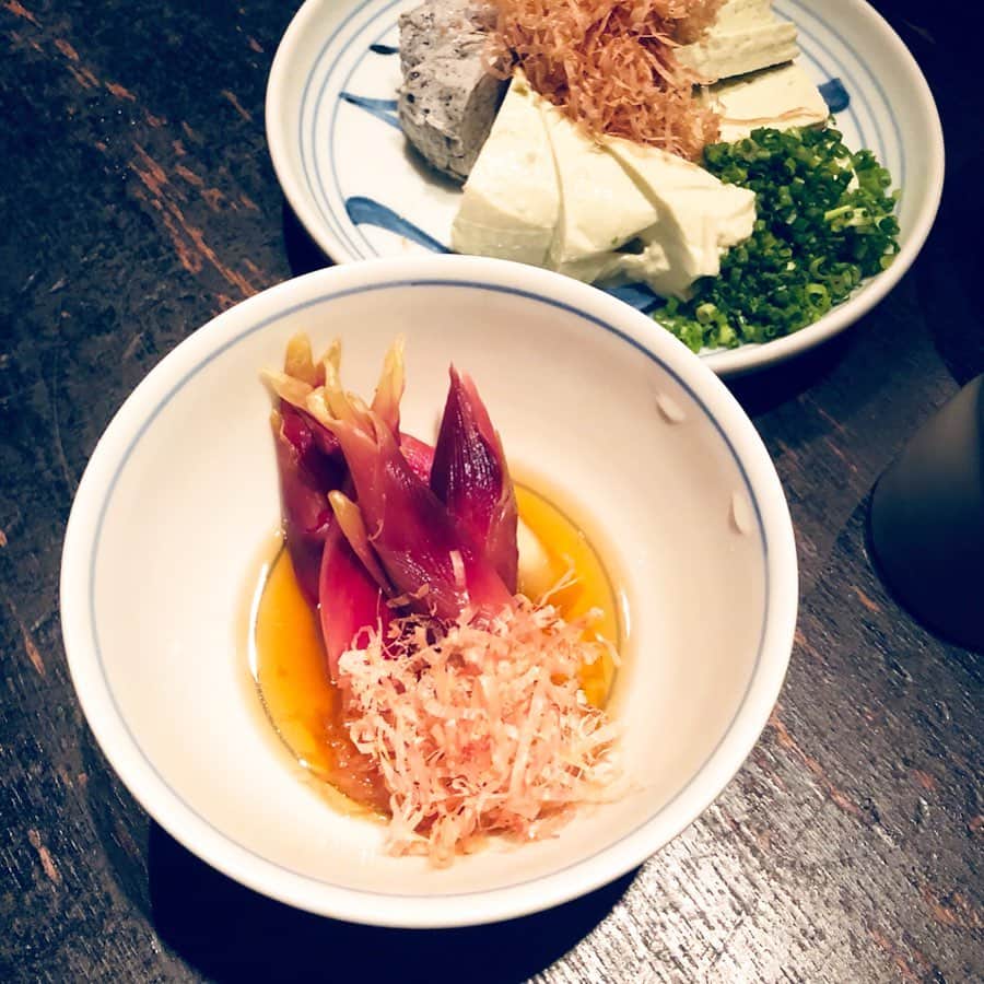 のインスタグラム：「Wonderful dinner with good old friends could not be captured after our very first dish. #japaneseginger . . 「米国では金と同じ重さで取引される #ミョウガ が一皿680円！」とはしゃいだのを最後に、集合記念写真を撮るのすっかり忘れてしまった。本当はお蕎麦屋さん。楽しい夜でした。ロバートまーしーニキータ、みんな全然変わらないなー。 #意味からの解放宣言」