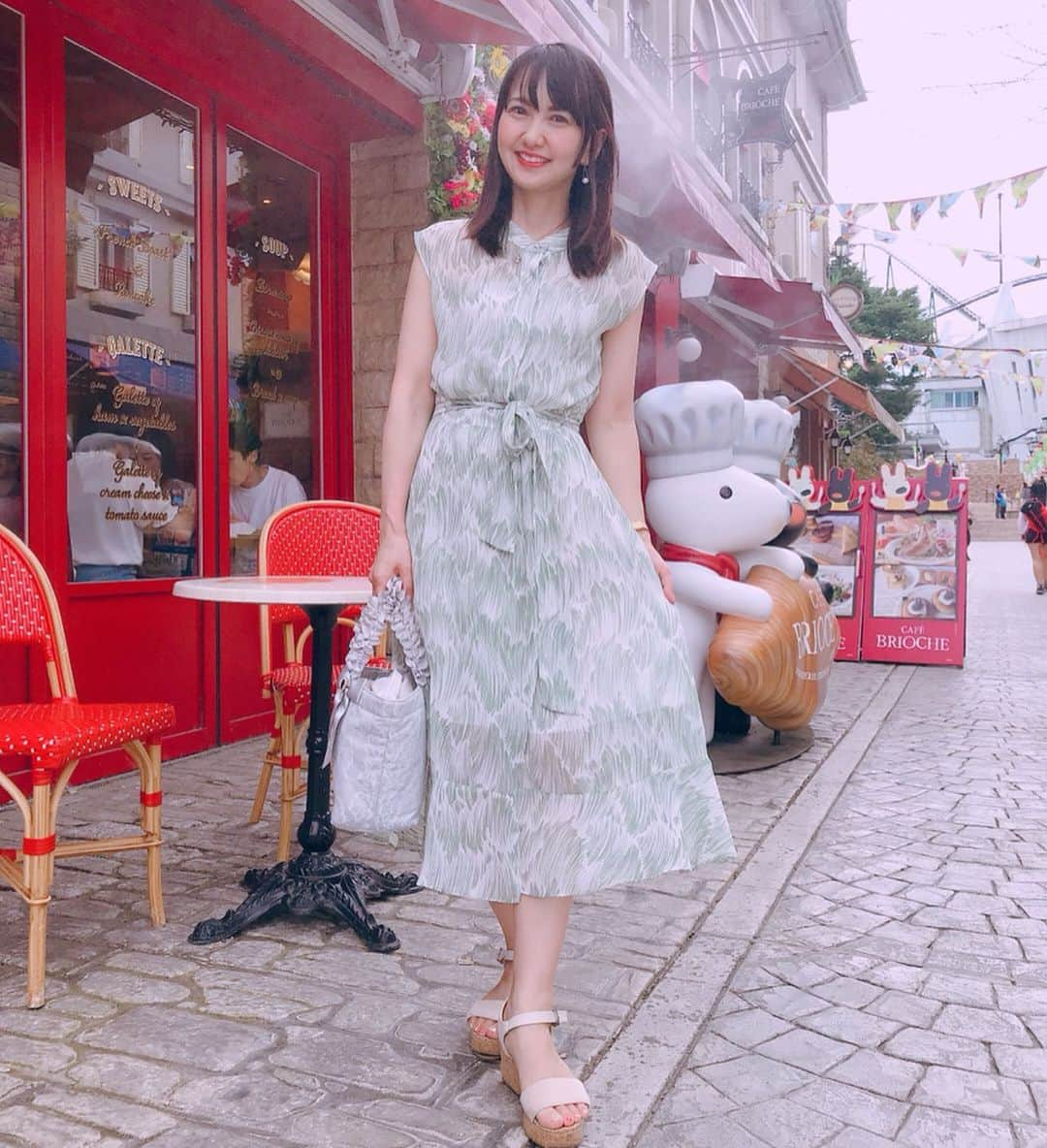 三浦泉さんのインスタグラム写真 - (三浦泉Instagram)「* 先日のコーデ 👗👠 * #onepiece ♡ → @styleonme_jp  #watch ♡ → @danielwellington  #BAG ♡ → @maisondefleur_press  #sandal ♡ → @titivatejp * ⌚️8/22〜 9/22 任意の時計or 限定セットの購入で特別なラッピングが無料みたいです❣️ 秋らしい装いにもマッチしそう❤️♥️ * 🎉🎁 * 【クーポンコード：izu1201 】 で 15%オフに❤️ （10/31まで有効、公式サイト使用のみ） https://www.danielwellington.com/jp * * フランス生まれの人気絵本キャラクター「リサとガスパール」タウン に行って来ました❣️ * 7世界初のテーマパークで エッフェル塔がまるでパリに居るみたい🇫🇷 * 夜にはイルミネーションがあったり 富士急ハイランド第１入園口に隣接したエリアで、アトラクションやカフェ、ショップの街が素敵❤️ *  どなたでも気軽に立ち寄ることが出来るので是非行かれてみてくださいね🎈 * #リサとガスパールタウン  #リサとガスパール  #インスタ映え #インスタスポット #pr #コーデ #コーディネート #izumiコーデ 🎀　 #izumileコーデ #イズミールコーデ #ダニエルウェリントン  #スタイルオンミ #ダニエルウェリントン  #DW新作　 #DW手元ルックス　 #プレゼント #ギフト #gift」9月2日 7時49分 - princessizu1201