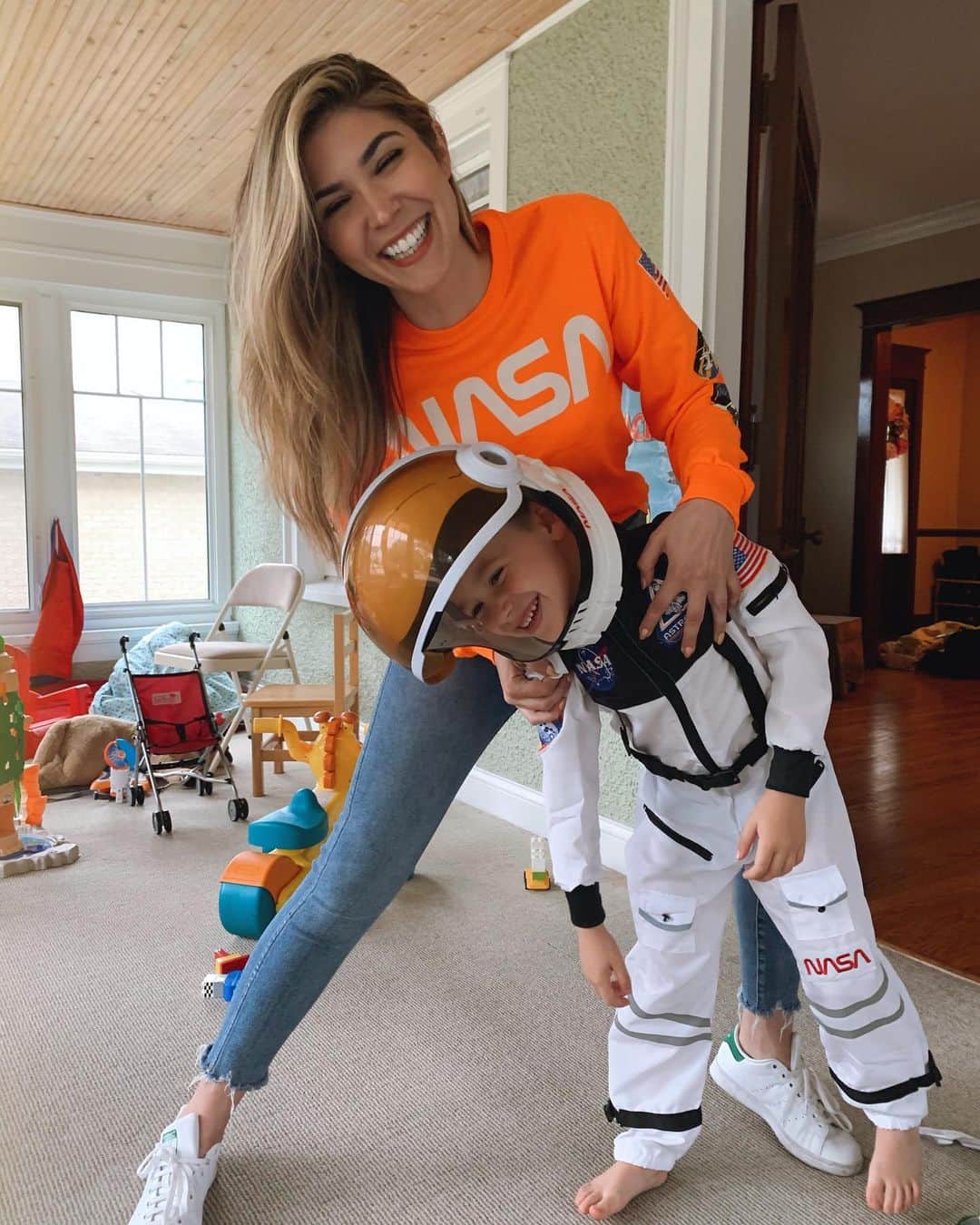 キャシー・ケリーのインスタグラム：「flew in for 12 hours just to celebrate the birth of this nugget! it’s probably the last bday before he’s completely embarrassed of me, so you know i took full advantage—matching outfits and all 😜👽👽👩🏼‍🚀」