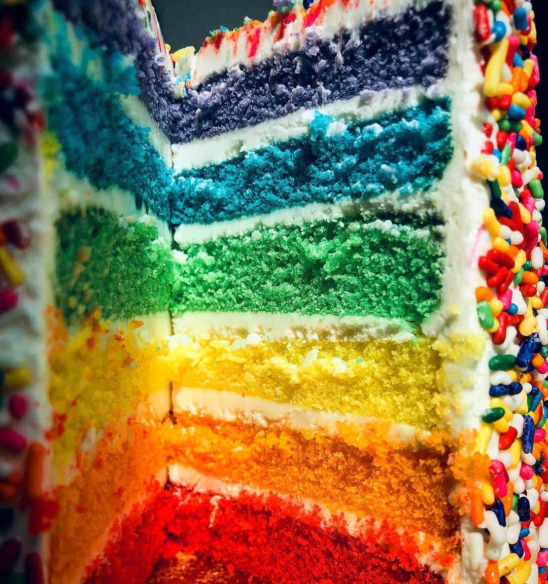 ケリスのインスタグラム：「Last day of celebrating.. 😉 thank you @laurenbasmadjian for the perfect gift! 🌈🌈🌈 @bountyandfull」