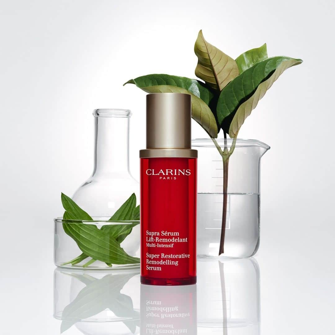 CLARINSさんのインスタグラム写真 - (CLARINSInstagram)「Help visibly define facial contours with Super Restorative Remodelling Serum, enriched with Narrow-Leaf Plantain extract. Organic Harungana extract visibly reduces lines. Montpellier Rock-rose extract targets dark spots. Powered by cutting-edge plant science discovered in our Paris labs #ClarinsSkincare」9月2日 7時45分 - clarinsusa