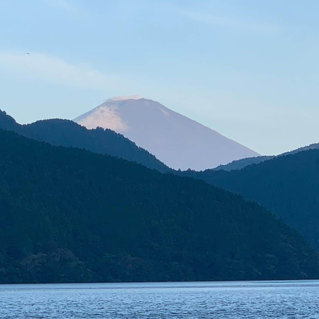 榊いずみさんのインスタグラム写真 - (榊いずみInstagram)「おはよう、芦ノ湖。 #ashinoko #hakone」9月2日 7時46分 - izumizmroom