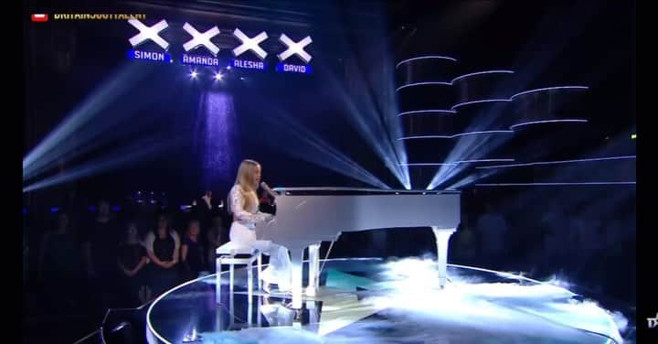 コニー・タルボットのインスタグラム：「Thank you so much for the love you have given me from this performance.  It was so great to step back onto the @bgt stage 12 years later and sing my own song! I was REALLY REALLY nervous to sing one of my own originals... but you have truly shown me support that has given me belief in myself and my songs, and I can never thank you enough! ❤️」