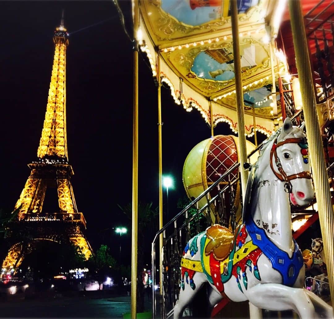 フランス大使館さんのインスタグラム写真 - (フランス大使館Instagram)「【📷 #日本人が見たフランス 】 #エッフェル塔 とレトロな #メリーゴーラウンド が一緒に写った、なんだか #パリ らしい一枚。#トロカデロ広場 のメリーゴーラウンドでしょうか？ @JucaJuve さん、すてきな写真をありがとうございます🎠 📷 La France vue par les Japonais : merci à @JucaJuve pour cette magnifique photo du mythique carrousel de la @toureiffelofficielle à #Paris ! 🎠」9月2日 8時00分 - ambafrancejp