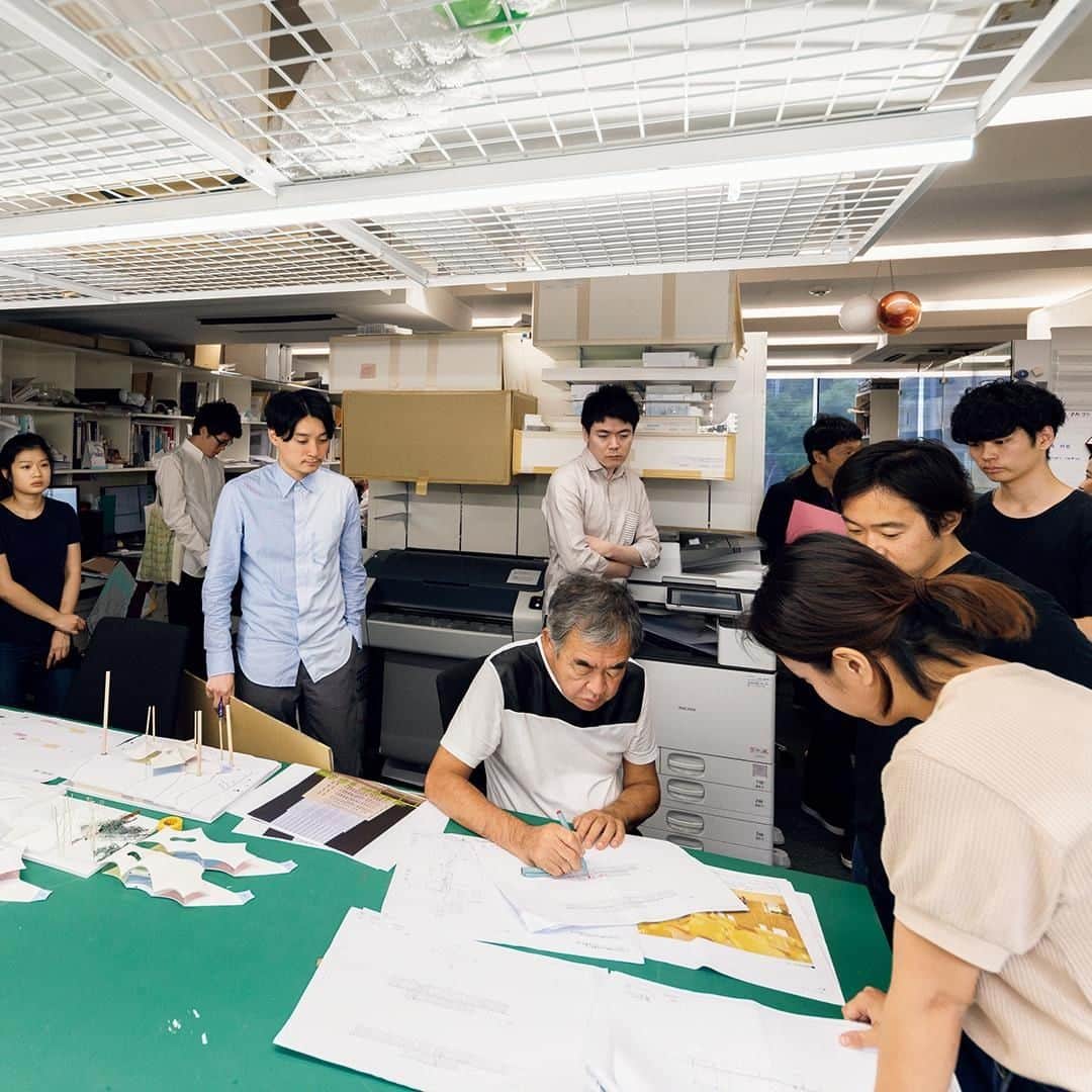 のインスタグラム：「【仕事術★本日9月2日発売】隈研吾建築都市設計事務所の打ち合わせは10分間。テーブルの周りには、次のプロジェクトの設計チームが模型を手に順番待ちをしている。「じゃ、次」と隈さんが声をかけると、チームが入れ替わる。具体的な検討のため、模型やボードに貼ったビジュアルは欠かせない。  #ブルータス #brutus #仕事術 #働き方#隈研吾 #建築 #建築模型 #打ち合わせ」