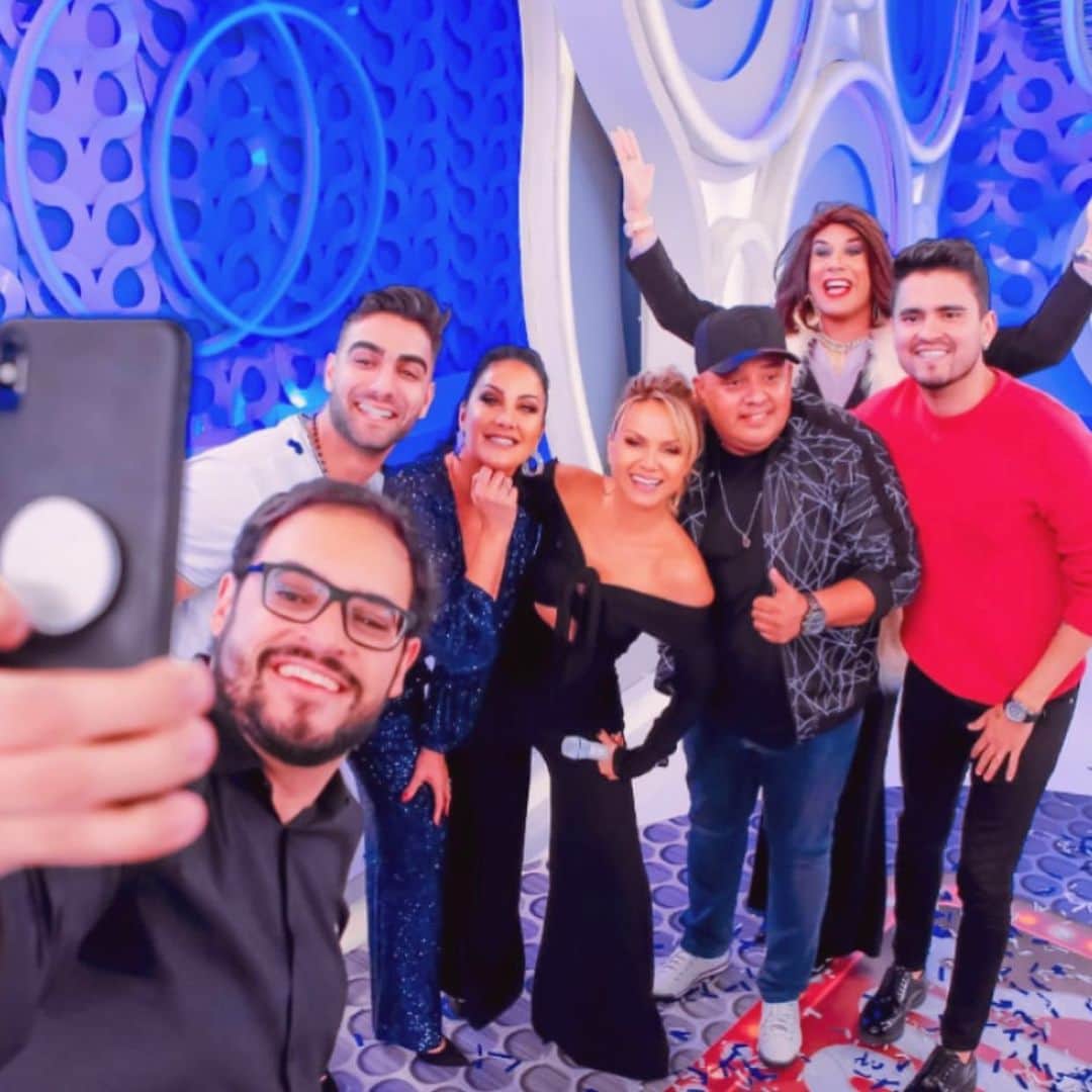Eliana Michaelichin Bezerraのインスタグラム：「Que domingo feliz!! Nosso programa foi pura alegria para todas as idades! Muito obrigada pelos 14 pontos de audiência! Viva!! Beijo na família 🥰 #programaeliana10anos #famososdainternet #gustavomioto #obrigadadeus #thankgod」