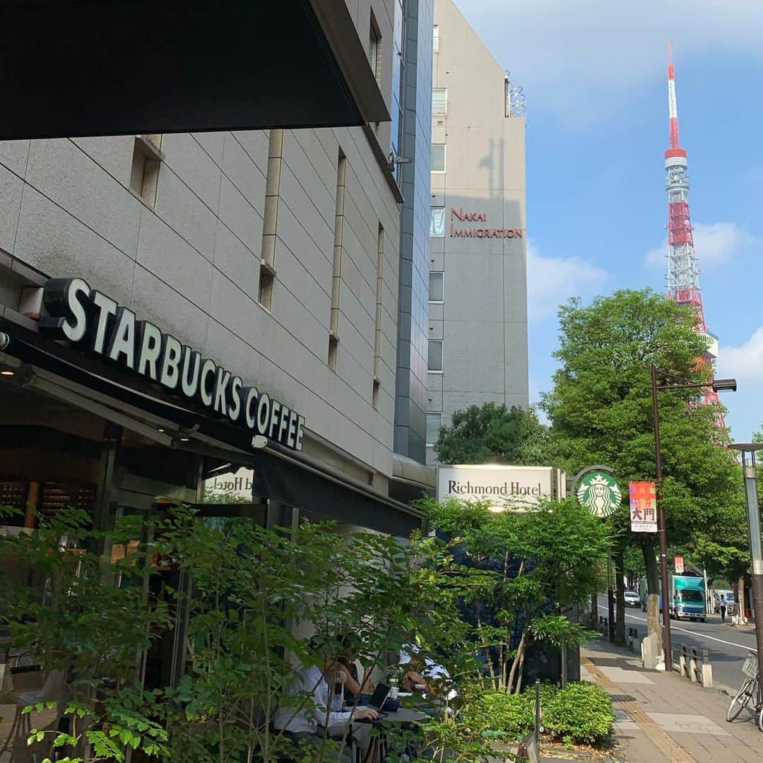 くろさんのインスタグラム写真 - (くろInstagram)「たわ！ #🗼 #tokyotower #東京タワー #増上寺 #zojoji #tokyo_instagram #starbucks #starbuckscoffee #starbuckscoffeejapan #スタバ #スタバラテ #スターバックス #スターバックスラテ #スターバックスコーヒー #東京タワーの見えるスタバ #東京タワーの見えるお店 #芝大門店 #スターバックスコーヒー芝大門店 #☕️🗼」9月2日 8時12分 - m6bmw