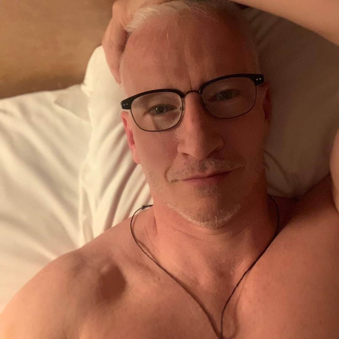 アンダーソン・クーパーのインスタグラム：「Final post in the #BlitzerBeardChallenge. After ten days without shaving this is all managed to grow. Patchy and scraggly, I know, but i kind of like it.」