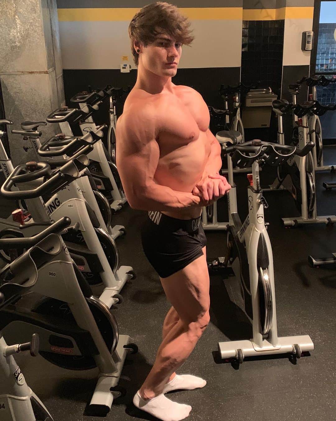 Jeff Seidさんのインスタグラム写真 - (Jeff SeidInstagram)「Big chest session at the Mecca. Here’s the workout: Incline Barbell Bench Press Flat Dumbbell Bench Press Machine Flys Decline Machine Press Cable Crossovers @redcon1」9月2日 8時24分 - jeff_seid