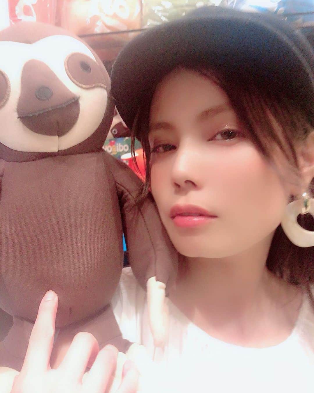 増田愛里菜のインスタグラム：「🐒なまけものとますだ🐒 . . . 写真と全然関係ないけど💭 . 夏で疲れきったカラダを整えに、いつもお世話になってる馬場さん( @bbkk_chiropractic )のところへ〜👨‍⚕️🦴✨ . . . 仕事する事で起こる、眼精疲労や身体の不調がだいぶ改善されたので💡 次回から2.3週〜間隔になったよ🥰 . . 女性特有の悩みもかなり改善されて本当に驚いてる👀 ある時、急にピタっと🤭 . . #カイロプラクティック ってすごい☺︎ . . #塩川カイロプラクティック  #カイロプラクティック  #ボディケア  #治療院#ホルモンバランス  #自律神経を整える  #美容  #beauty  #instagram  #instapic  #instaphoto  #yogibo  #えりりんが撮ってくれた写真  #なまけものはyogiboで買えるよ」