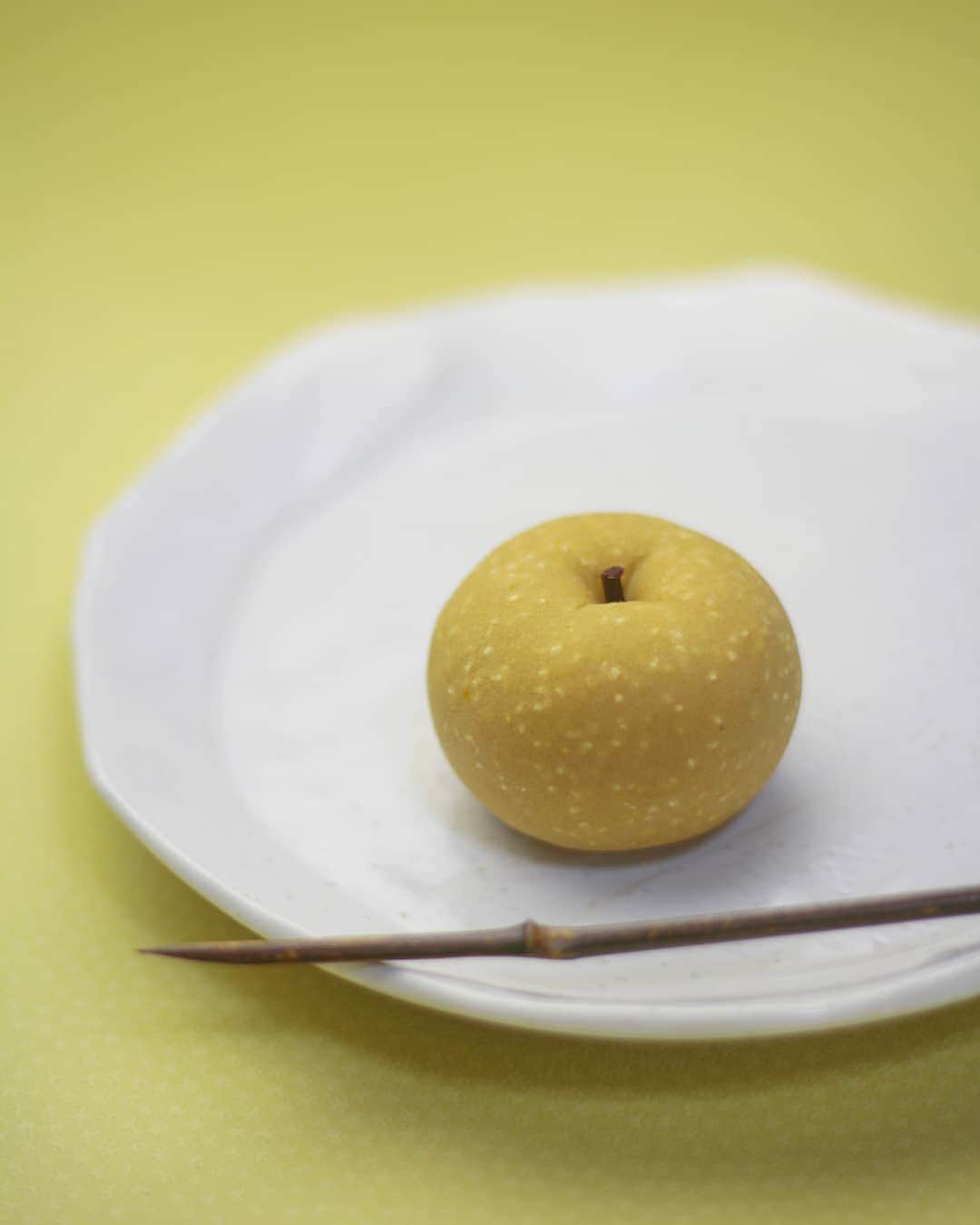 和菓子職人 三納寛之さんのインスタグラム写真 - (和菓子職人 三納寛之Instagram)「『ありの実』  練り切り製 小豆こし餡  ありの実は梨の別名です。 「梨」と「無し」の音が通ずるのを嫌って「無し」の対義語「有り」をあてたそうです。  こちらは実売予定はありません。姿形だけで味的には普通の練り切りで面白味にかけるし餡で変化付けるの難しそうなので😅  さてさて 先日のネット限定販売、サーバがダウンするほどのたくさんのアクセスありがとうございました。あっという間に完売でした。買えなかった皆さんすみません🙏また企画して定期的にやっていけたらとおもっております。また今後ともよろしくお願致します🙇  今月のイベント出店販売は 9月21日(土)名古屋星ヶ丘テラス 9月25日(水)岐阜本巣アトリエフェリス この二日間です。  ーーーーーーーーーーーーーーー  #和菓子 #Wagashi  #秋 #秋の味覚 #果物 #fruit  #梨 #pear #JAPAN #日本 #器 #岐阜 #愛知 #上生菓子 #練り切り #茶道 #抹茶 #インスタ茶道部 #星ヶ丘テラス #生菓子 #主菓子 #和菓子教室 #イベント出店 #くだもの #フルーツ #美味しい #可愛い #綺麗 #cute #food」9月2日 8時20分 - wagashi_sanchan