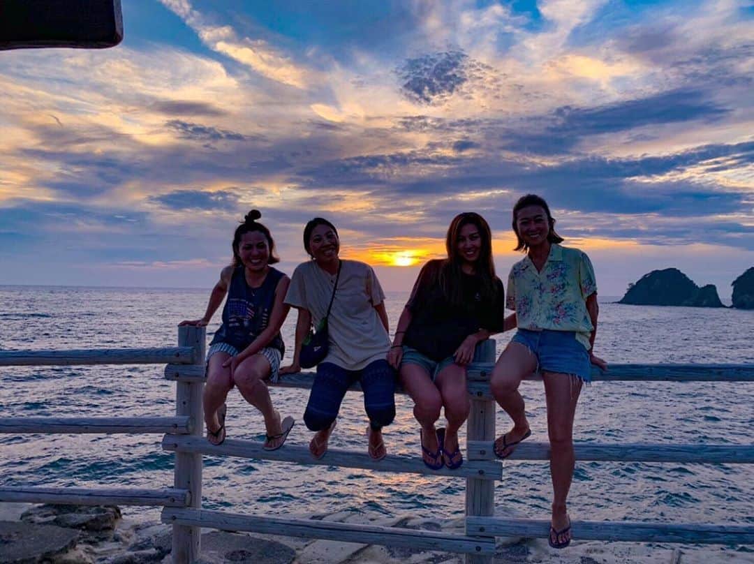MEGUMIのインスタグラム：「Sunset☀️ 西伊豆はキレイに夕陽がキレイに見える🙏✨ #sunset#sunsetglow#beachsunset#trip#izutrip#girlstrip#summermemorys#堂ヶ島#沢田公園露天風呂#西伊豆#夕陽の街#タビジョ#女子旅#ここの温泉からの景色最高#毎日入りたい♨️#星の数も本当すごかった」