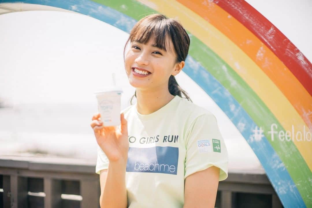 TOKYO GIRLS RUNさんのインスタグラム写真 - (TOKYO GIRLS RUNInstagram)「相模屋の"TOFU latte"はメンバー全員に好評で、ランニング終わりにみんな「美味しい！」と飲んでいました!! 甘さ控えめで飲みやすく、喉越しもいい。ランニング終わりにはお腹が空いて何か食べたくなってしまうけれど、食べ過ぎを抑えることができるくらい、食べた感覚があります。 おやつの代わりとしても、朝食にも、運動終わりにもぴったりです！  #相模屋 #tofu #tofulatte #latte #豆腐 #beachme #slendaginza #slenda #アンダーアーマー #tgr #tgc #東京ガールズコレクション #tokyogirlscollection #tokyogirlsrun #marathon #マラソン #逗子 #ランニング女子 #マラソン女子 #湘南 #ランニング #run #フィットネス #フルマラソン #ダイエット #健康 #健康食品 #スポーツウェア #model #モデル」9月2日 8時30分 - tokyogirlsrun