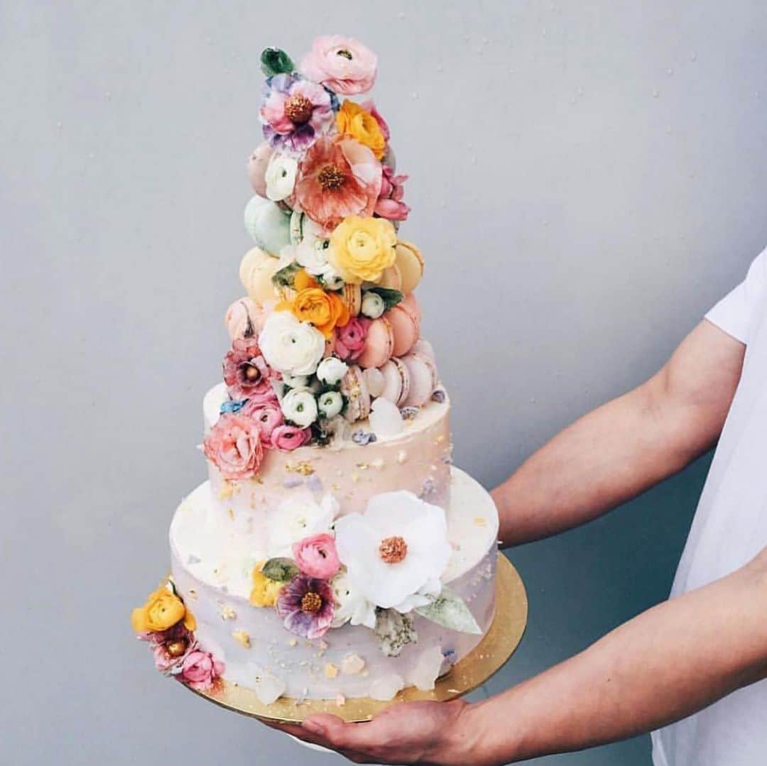 プレ花嫁の結婚式準備サイト marry【マリー】さんのインスタグラム写真 - (プレ花嫁の結婚式準備サイト marry【マリー】Instagram)「◌ ❁˚ ケーキの上に、マカロンタワー✨ 2枚目は、お花がサンドされた ウェディングケーキ✨🌸 * オーストラリア🇦🇺🐨のケーキ屋さん @xoxodesign_au のアカウントには 個性的で可愛いケーキやドーナツの写真がいっぱい💕  4枚目のケーキの正面に名前が 書いてあるのも珍しくて可愛い💖  ウェディングケーキの理想が どんどん広がるアカウントです🧁 ◌ ❁˚ * * * marryは「世界中の可愛い」を集める ウェディングサイトです💎  サイト内には、 結婚式のアイデアを紹介する記事が1万以上✨ 毎日朝6時と夜の6時に新着記事をUP✨ @marryxoxo_wd の プロフィールURLからチェックできます💍  特に人気の記事は @marryxoxo_id のアカウントでも 紹介しているので必見🌷 ◌ ❁˚ #プレ花嫁#卒花#卒花嫁#2019春婚#2019夏婚#2019秋婚#2019冬婚#2020春婚#2020夏婚#2020秋婚#2020冬婚#結婚式準備#プロポーズ#婚約#結婚式演出#披露宴演出#挙式演出#marryxoxo#ウェディングケーキ#ネイキッドケーキ#セミネイキッドケーキ#お花ケーキ#ウェディングケーキデザイン#海外風ケーキ#海外風ウェディング#海外風#マカロンタワー#マカロンケーキ」9月2日 8時35分 - marryxoxo_wd