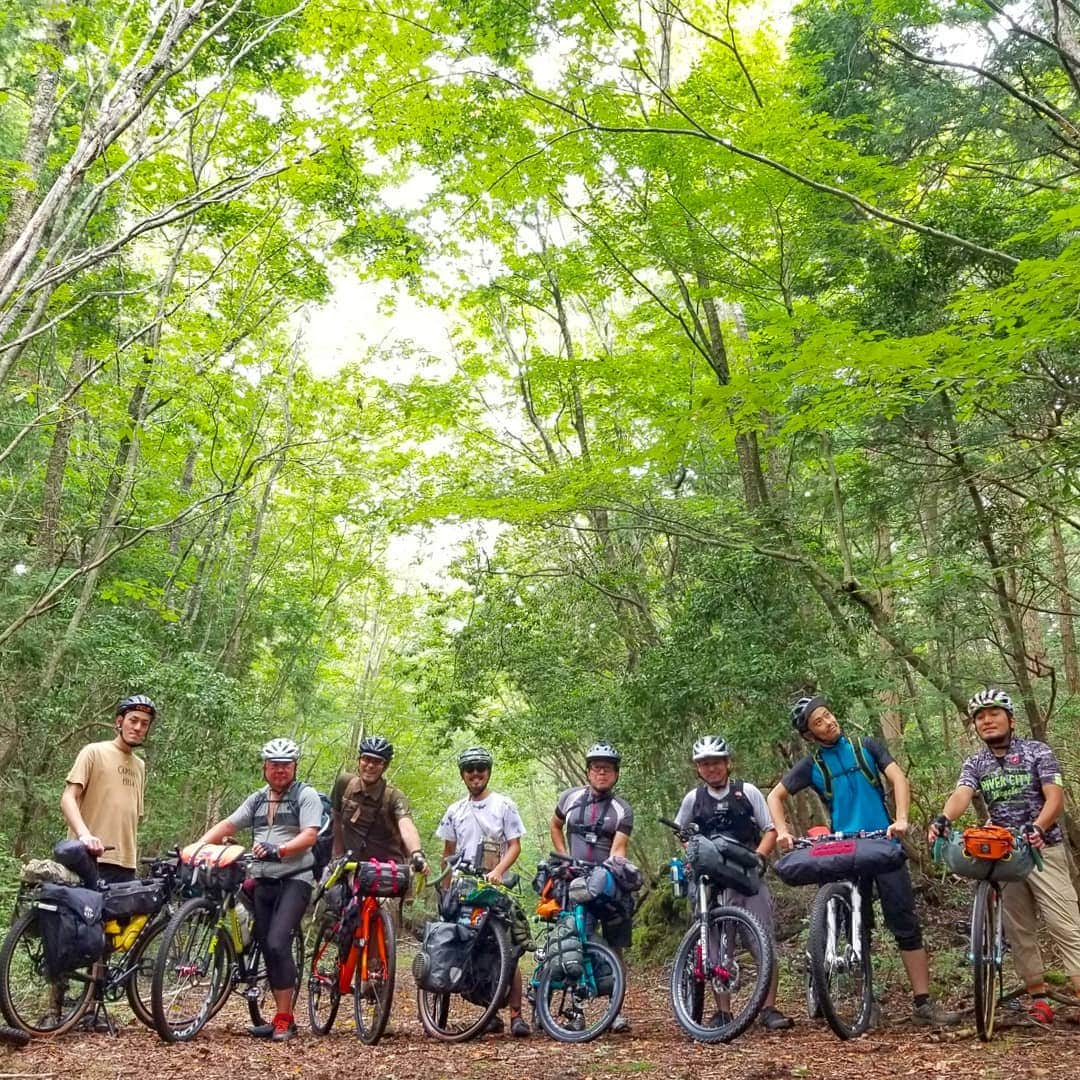 山下晃和さんのインスタグラム写真 - (山下晃和Instagram)「【BIKE&OUTDOOR】BIKE&CAMP RIDE ON 通称、#ライドン19　ツアー  というBIKE&CAMP出展メーカーの方やお店（バイヤーさん）のお友達を中心に集めたメンバーで、玄人向けの遊び（兼研修）をやって参りました  バイクパッキング、トレイルライド、舗装路ライド、キャンピングと盛りだくさんでアメリカンな旅（日本のザ・ツーリングとはちょっと違うかもね）  自転車キャンプの旅は、数をこなすと磨かれるのです むしろ、それしかレベルアップの方法はないんじゃないかな  そして、他のメンバーのバイク、アイテム、積載方法を見ることで吸収し、荒れた路面を走ることで、その正解が少しだけ見えてきます  積載がうまくいっていないとモノが落ちたり、ライディングがうまくできなかったりするのです  メンバー全員が独り完結型のプロフェッショナルな旅サイクリストだったので、ハードな旅にも関わらず、本当に笑顔溢れる2日間でした  ご参加いただいた皆様ありがとうございました！  また、来年やるかも？！（やらないかも）  #bikeandcamp @thompsonbikes #自転車キャンプツーリング #touring #JAPAN #MtFUJI #camptouring #bikepacking #バイクパッキング #グラベルロード #マウンテンバイク #アドベンチャーロード #自転車キャンプ #CAMP #焚き火 #自転車 #bike #重戦車 #マウンテンライド #trail #gravel #thompsonbike #めちゃくちゃ楽しかった #精進湖のヤマザキショップ最高です #GETFAT #travelbybike #bikewander #キャンプ #ファミリーキャンプ #オートキャンプ」9月2日 8時36分 - travel_akikazoo