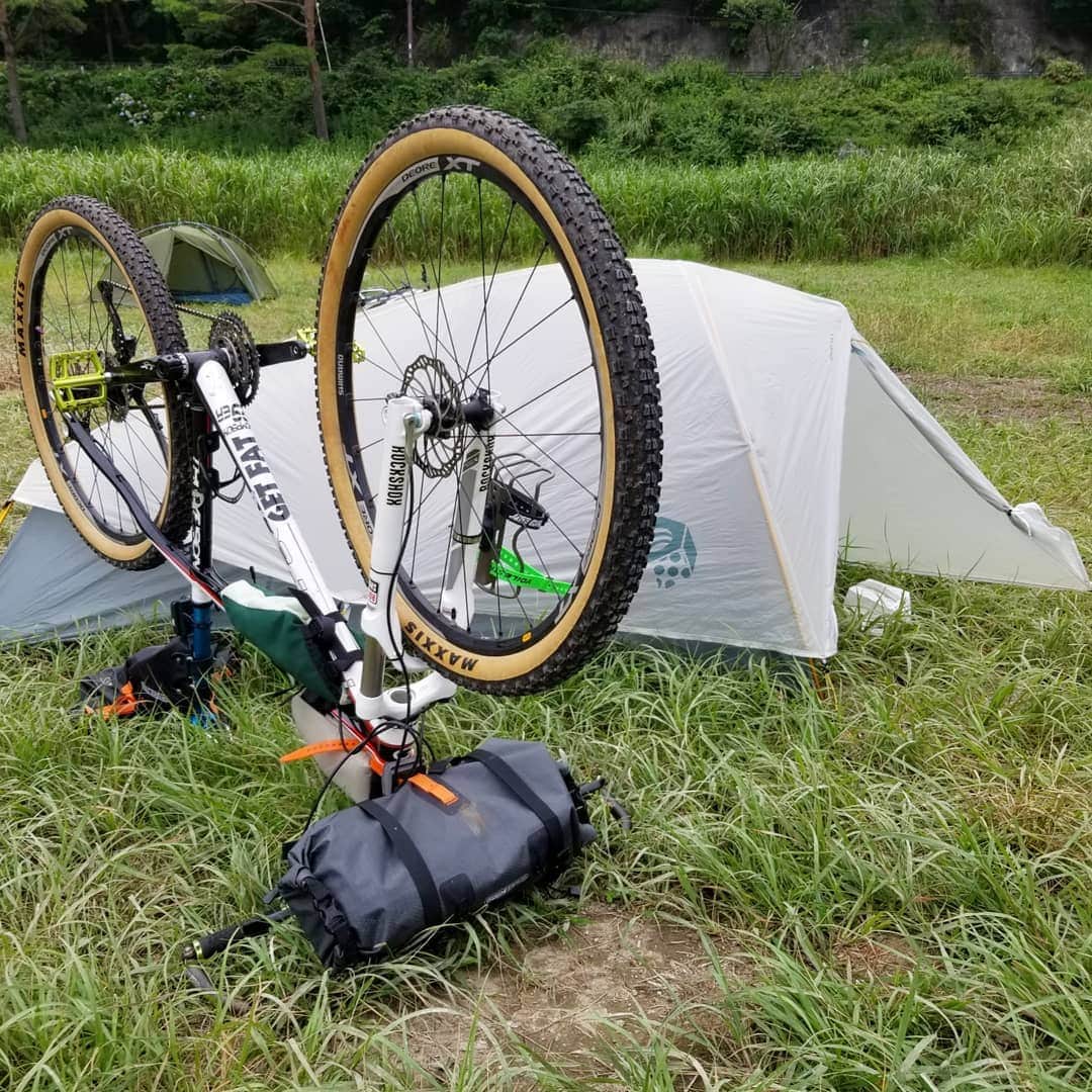のインスタグラム：「【BIKE&OUTDOOR】BIKE&CAMP RIDE ON 通称、#ライドン19　ツアー  というBIKE&CAMP出展メーカーの方やお店（バイヤーさん）のお友達を中心に集めたメンバーで、玄人向けの遊び（兼研修）をやって参りました  バイクパッキング、トレイルライド、舗装路ライド、キャンピングと盛りだくさんでアメリカンな旅（日本のザ・ツーリングとはちょっと違うかもね）  自転車キャンプの旅は、数をこなすと磨かれるのです むしろ、それしかレベルアップの方法はないんじゃないかな  そして、他のメンバーのバイク、アイテム、積載方法を見ることで吸収し、荒れた路面を走ることで、その正解が少しだけ見えてきます  積載がうまくいっていないとモノが落ちたり、ライディングがうまくできなかったりするのです  メンバー全員が独り完結型のプロフェッショナルな旅サイクリストだったので、ハードな旅にも関わらず、本当に笑顔溢れる2日間でした  ご参加いただいた皆様ありがとうございました！  また、来年やるかも？！（やらないかも）  #bikeandcamp @thompsonbikes #自転車キャンプツーリング #touring #JAPAN #MtFUJI #camptouring #bikepacking #バイクパッキング #グラベルロード #マウンテンバイク #アドベンチャーロード #自転車キャンプ #CAMP #焚き火 #自転車 #bike #重戦車 #マウンテンライド #trail #gravel #thompsonbike #めちゃくちゃ楽しかった #精進湖のヤマザキショップ最高です #GETFAT #travelbybike #bikewander #キャンプ #ファミリーキャンプ #オートキャンプ」