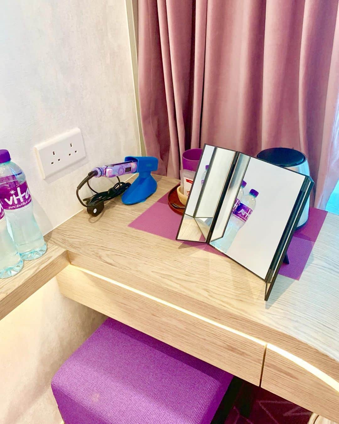 石井里奈さんのインスタグラム写真 - (石井里奈Instagram)「おはよん🌞 . 先日の美容液の写真を撮ったのは、実は香港で宿泊したホテルで😘🌷 . アスコットホテル系列のHotel purple hongkongに宿泊しました🙆‍♀️✨ . ホテルの名前の通りパープルの可愛い内装の素敵なホテル💕値段もリーズナブルで銅鑼湾にあるので観光しやすかったよ☺️ . レディースフロアもあってお部屋でドライヤーやコテが借りれてすごく便利でした❣️💁‍♀️ . @darial_official のプリーツスカートドレスを着ていったんだけど、白と紫でとっても映えて雰囲気にあってよかった🙌💕 . ホテル入口すぐにあるフラワーウォールの前はオススメのフォトスポット❤️ ほんと可愛かった🌷✨ . また泊まりたいです☺️☺️ . 3枚目みると出国前に @zacc_miyagawa にヘアカラーしてもらってたおかげでほんと髪色最高だぁ🥺 . 今日も頑張っていきましょう❤️ . #hotelpurple #香港ホテル #hongkong #hongkonghotel #victoriapeak #thepeak #ヴィクトリアピーク #香港観光 #香港旅行 #ホテル #purple #銅鑼湾 #causeway #中環 #ascott #女子旅 #100万ドルの夜景 #view #夜景 #九龍 #whitedress #香港 #りなまるコーデ #visithongkong #hongkongtrip #hongkonggirl #lovehongkong #hongkongisland #flowers」9月2日 8時37分 - ri7tin1025