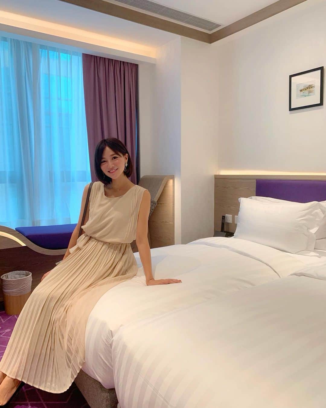 石井里奈さんのインスタグラム写真 - (石井里奈Instagram)「おはよん🌞 . 先日の美容液の写真を撮ったのは、実は香港で宿泊したホテルで😘🌷 . アスコットホテル系列のHotel purple hongkongに宿泊しました🙆‍♀️✨ . ホテルの名前の通りパープルの可愛い内装の素敵なホテル💕値段もリーズナブルで銅鑼湾にあるので観光しやすかったよ☺️ . レディースフロアもあってお部屋でドライヤーやコテが借りれてすごく便利でした❣️💁‍♀️ . @darial_official のプリーツスカートドレスを着ていったんだけど、白と紫でとっても映えて雰囲気にあってよかった🙌💕 . ホテル入口すぐにあるフラワーウォールの前はオススメのフォトスポット❤️ ほんと可愛かった🌷✨ . また泊まりたいです☺️☺️ . 3枚目みると出国前に @zacc_miyagawa にヘアカラーしてもらってたおかげでほんと髪色最高だぁ🥺 . 今日も頑張っていきましょう❤️ . #hotelpurple #香港ホテル #hongkong #hongkonghotel #victoriapeak #thepeak #ヴィクトリアピーク #香港観光 #香港旅行 #ホテル #purple #銅鑼湾 #causeway #中環 #ascott #女子旅 #100万ドルの夜景 #view #夜景 #九龍 #whitedress #香港 #りなまるコーデ #visithongkong #hongkongtrip #hongkonggirl #lovehongkong #hongkongisland #flowers」9月2日 8時37分 - ri7tin1025