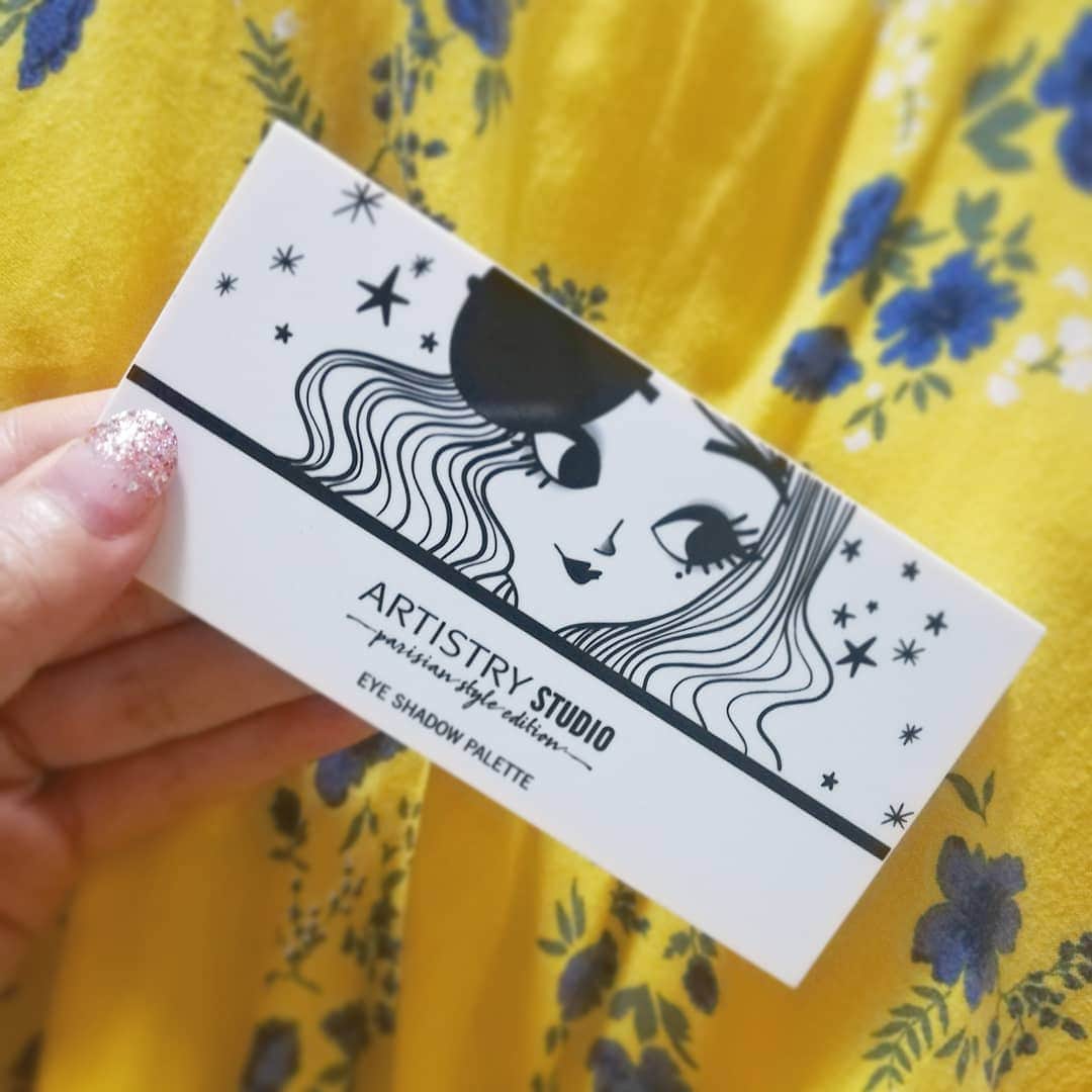 杉山由紀子のインスタグラム：「Artistry studioは 🗽ニューヨーク🗽からはじまって、 🇫🇷パリ🇫🇷へ✨✨ * このシリーズも可愛いものがたくさん✨ * * 特にお気に入りは、 * ☑️ﾊﾟﾘｼﾞｬﾝｴﾃﾞｨｼｮﾝ  ｱｲｼｬﾄﾞｳﾊﾟﾚｯﾄ ｼﾏﾘﾝｸﾞ  ｳｫｰﾀｰｶﾗｰｽﾞ * * パレットも可愛いし、中もきらきらが品があって今のメイクに上からプラスするのもgood👍♥️ (詳しくは三枚目の動画を♪) * パレットが小さめだから持ち歩きもかさばらない♥️ * * そしていよいよ明日は✨✨✨ 🇹🇭バンコク🇹🇭 * 個人的にはマスカラベースとクリームアイシャドーがヤバい😍😍😍 * また明日載せていきますね♥️♥️♥️ * おたのしみに☺️ * * #artistry #artistrystudio #passionista #アーティストリー #アーティストスタジオ #パッショニスタ #たのしみ #わくわく #ニューヨーク #newyork #nyc #パリ #paris #バンコク #bangkok #make #beauty #アイシャドー #girl #最新コスメ #new #comingsoon #9/3発売」