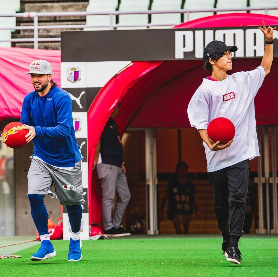 ショーン・ガルニエさんのインスタグラム写真 - (ショーン・ガルニエInstagram)「KICK IN FOR @cerezo_osaka with @redbulljapan ! 🔸 Really cool to give the ball of the match to the players ! What’s your bigger experience in a football game ? 🔸 🇫🇷 Super cool d’avoir donné le coup d envoi ici ai Japon d un match pro ! Quel est ton plus beau souvenir durant un match de football ? 🔸 #seangarnier #urbanballer #travel #japan #osaka #redbull #football #skills 📸 @sugurusaito26」9月2日 19時46分 - seanfreestyle