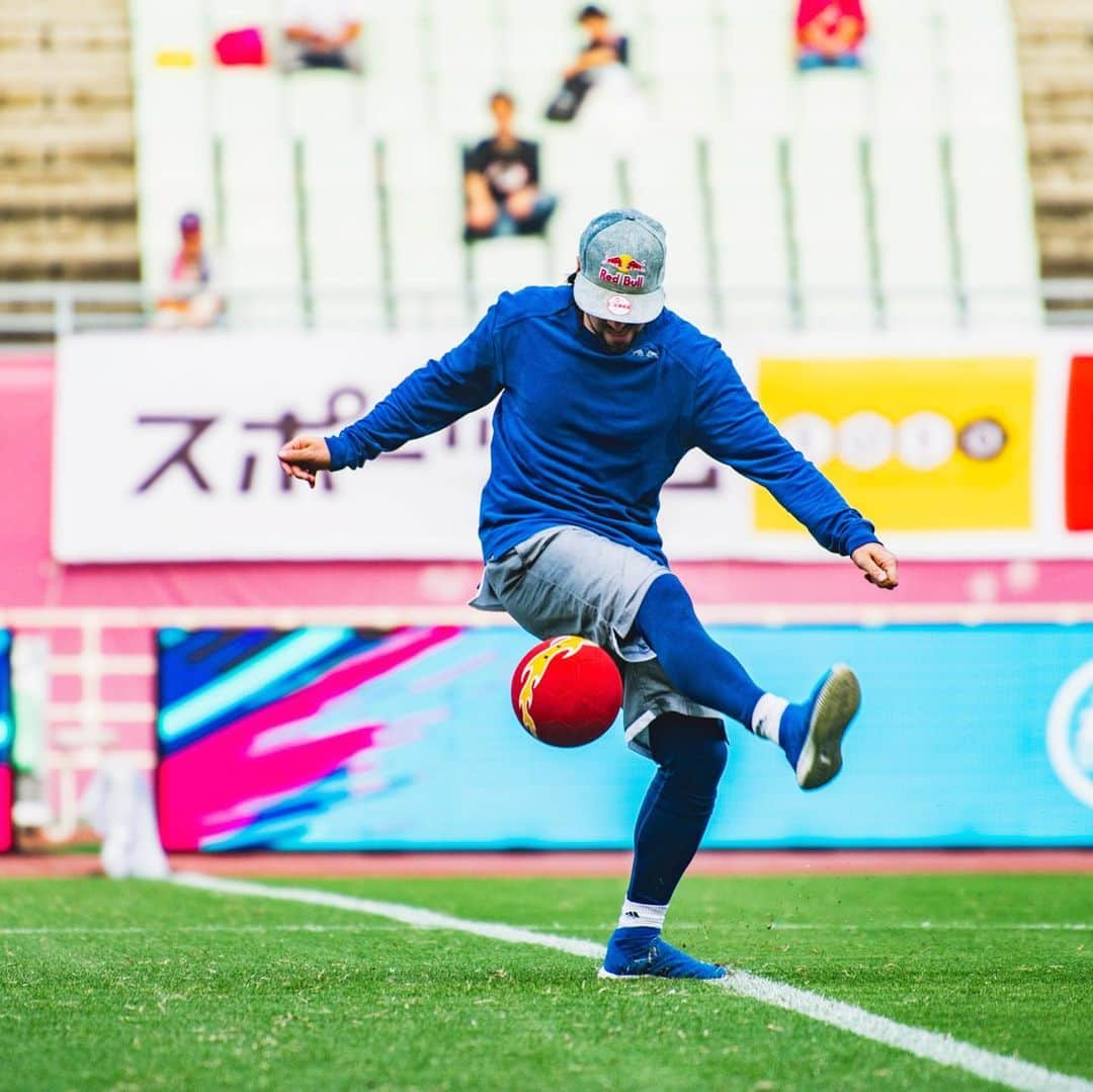 ショーン・ガルニエさんのインスタグラム写真 - (ショーン・ガルニエInstagram)「KICK IN FOR @cerezo_osaka with @redbulljapan ! 🔸 Really cool to give the ball of the match to the players ! What’s your bigger experience in a football game ? 🔸 🇫🇷 Super cool d’avoir donné le coup d envoi ici ai Japon d un match pro ! Quel est ton plus beau souvenir durant un match de football ? 🔸 #seangarnier #urbanballer #travel #japan #osaka #redbull #football #skills 📸 @sugurusaito26」9月2日 19時46分 - seanfreestyle